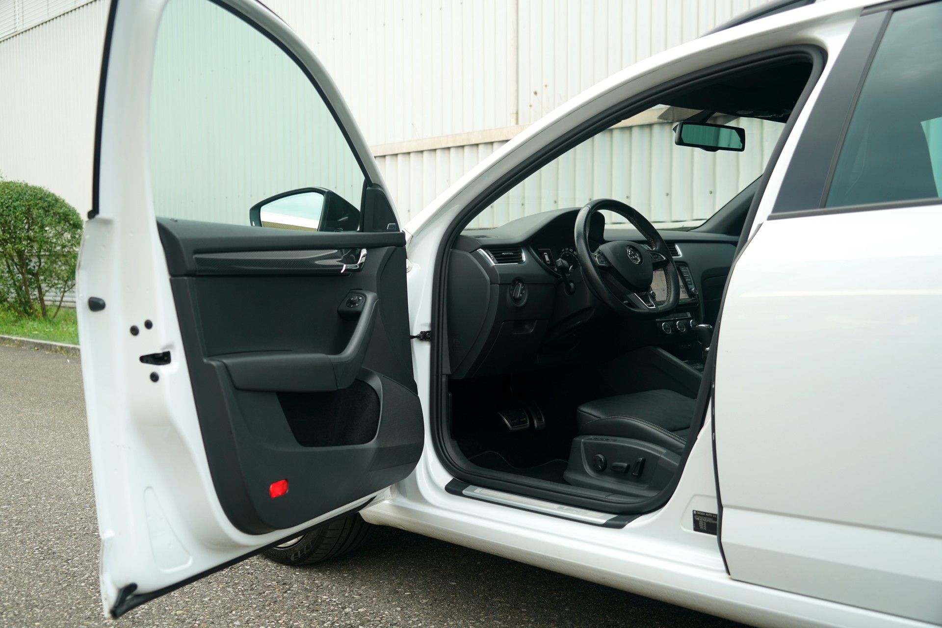 SKODA Octavia Combi 2.0 TSI RS DSG (CH)-image-6