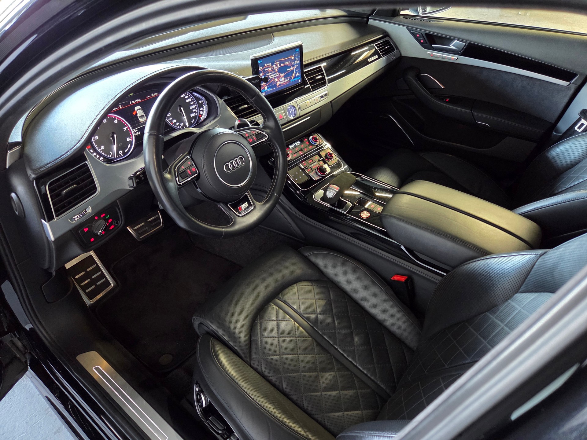 AUDI S8 4.0 V8 TFSI quattro T-Tronic-image-12