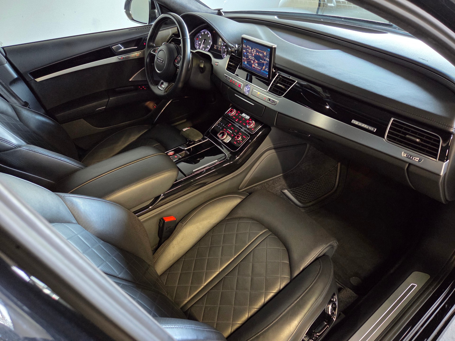 AUDI S8 4.0 V8 TFSI quattro T-Tronic-image-7