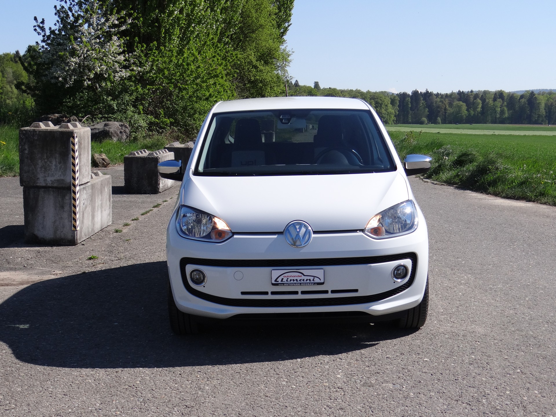 VW Up 1.0 white up-showroom-element-2