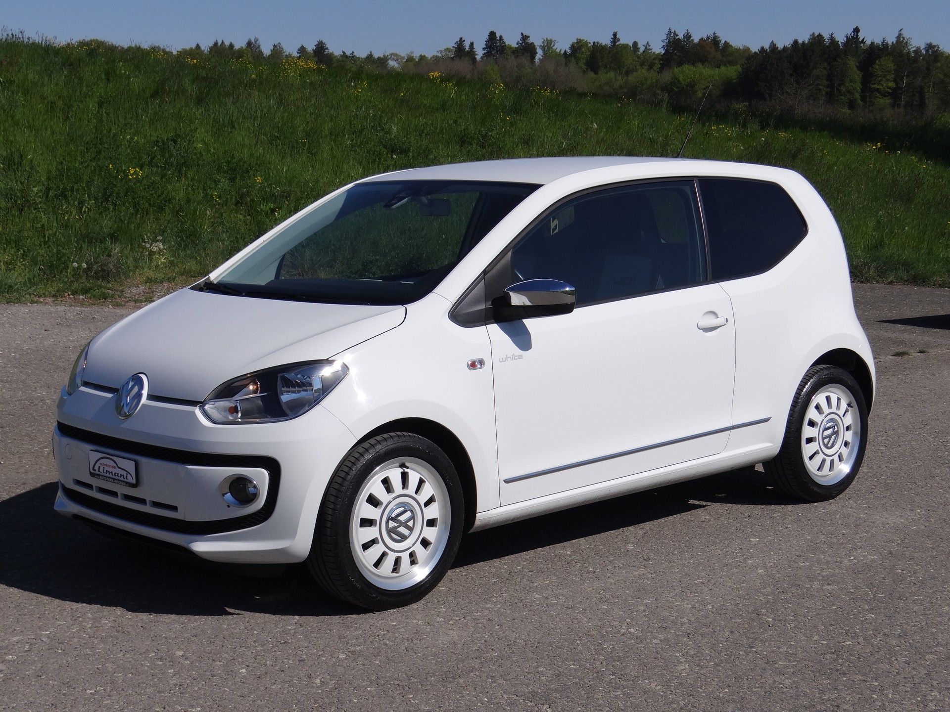 VW Up 1.0 white up-showroom-element-1
