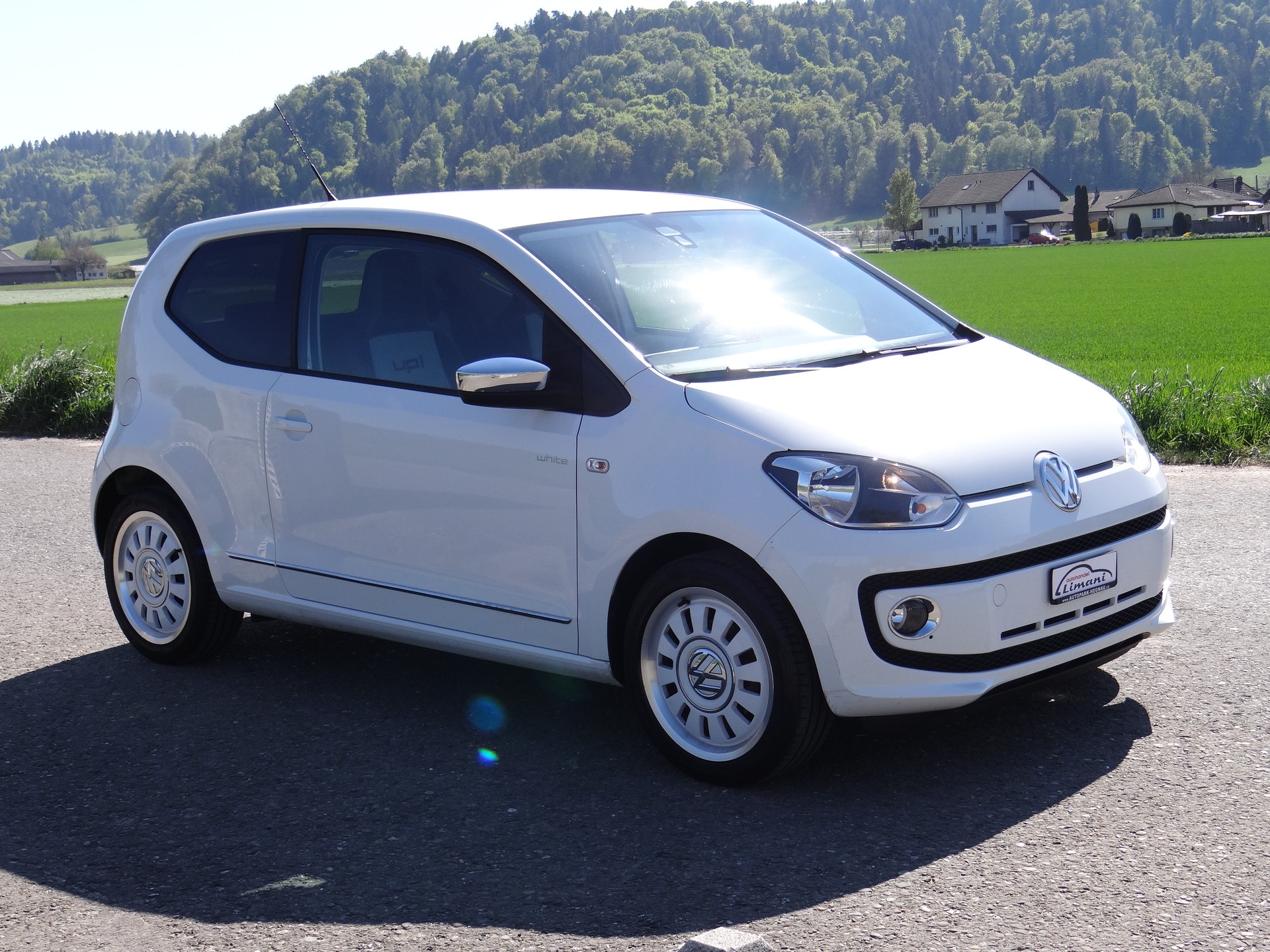 VW Up 1.0 white up-showroom-element-3