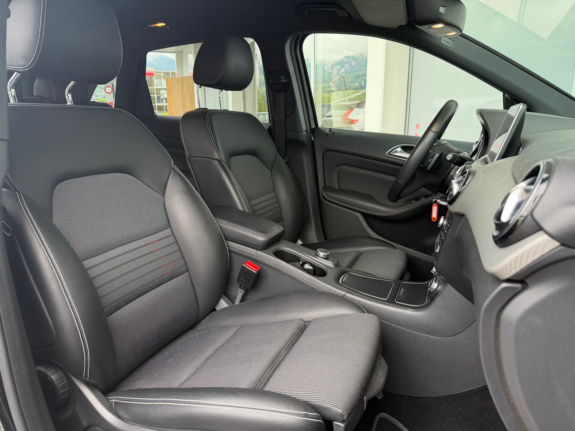 MERCEDES-BENZ B Electric Drive Urban-showroom-element-3