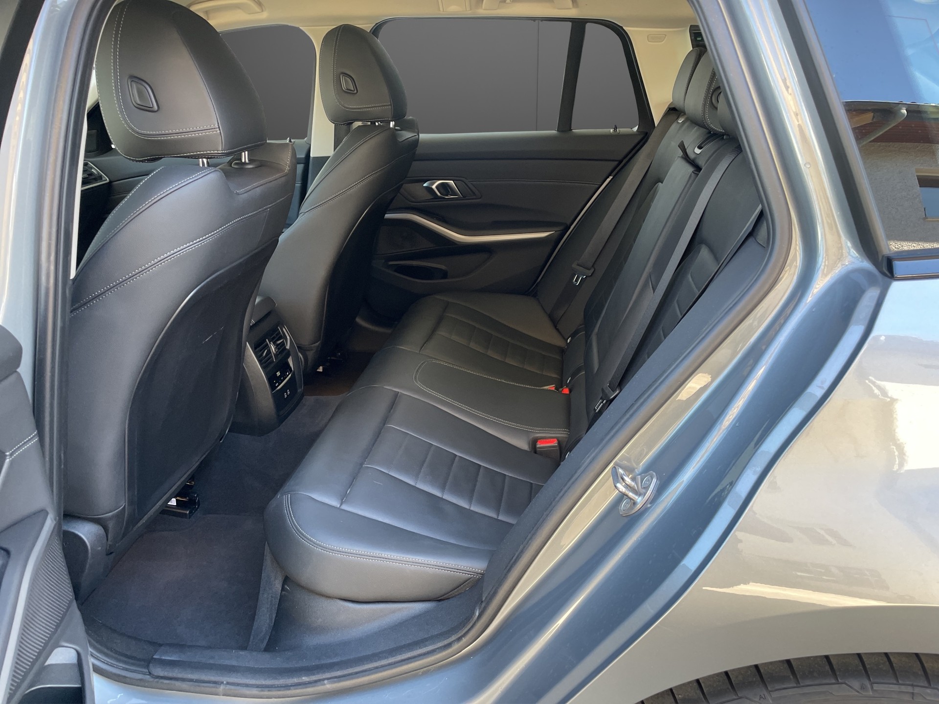 BMW 320d xDrive 48V Touring Steptronic-image-7