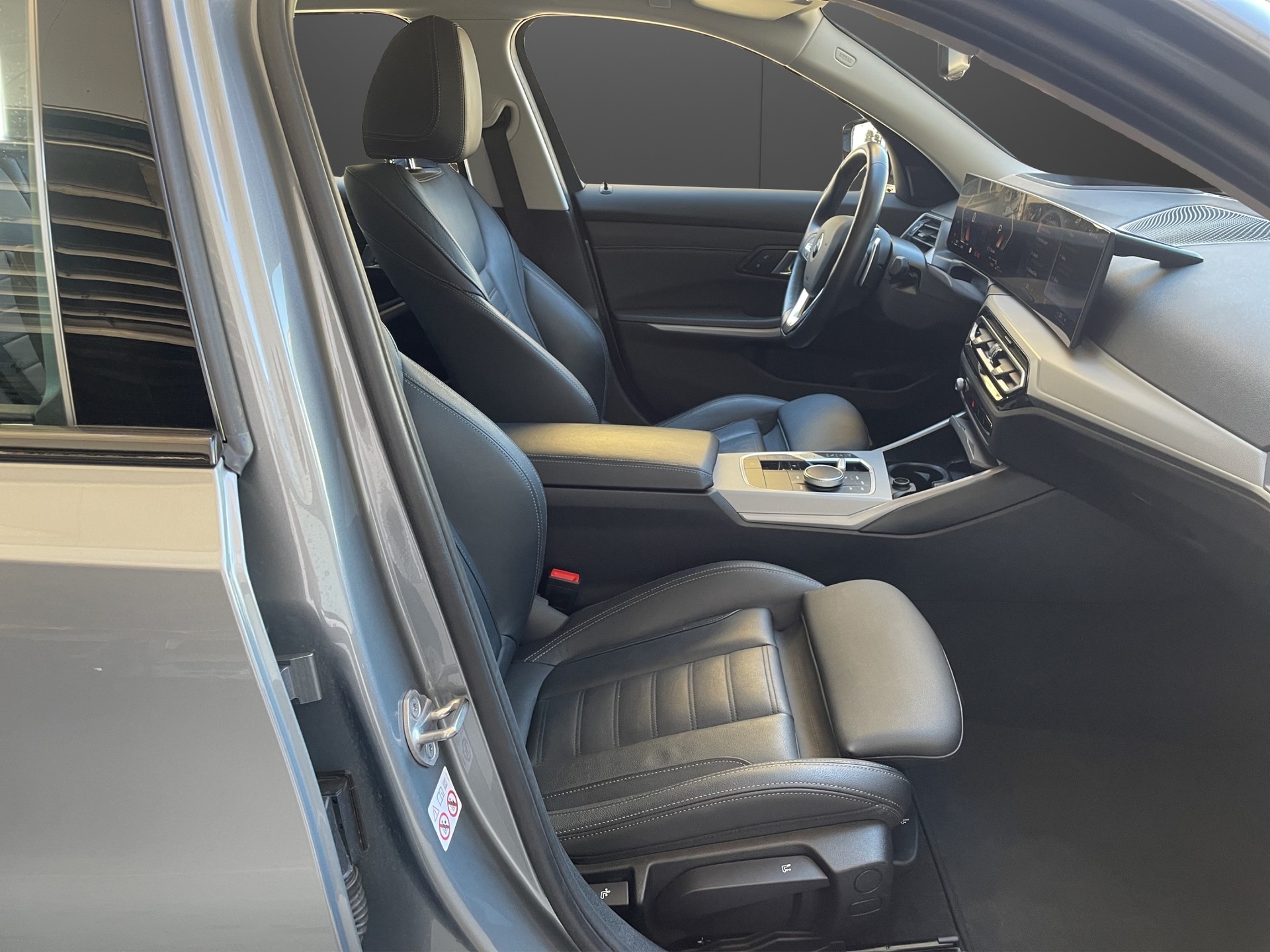 BMW 320d xDrive 48V Touring Steptronic-image-15