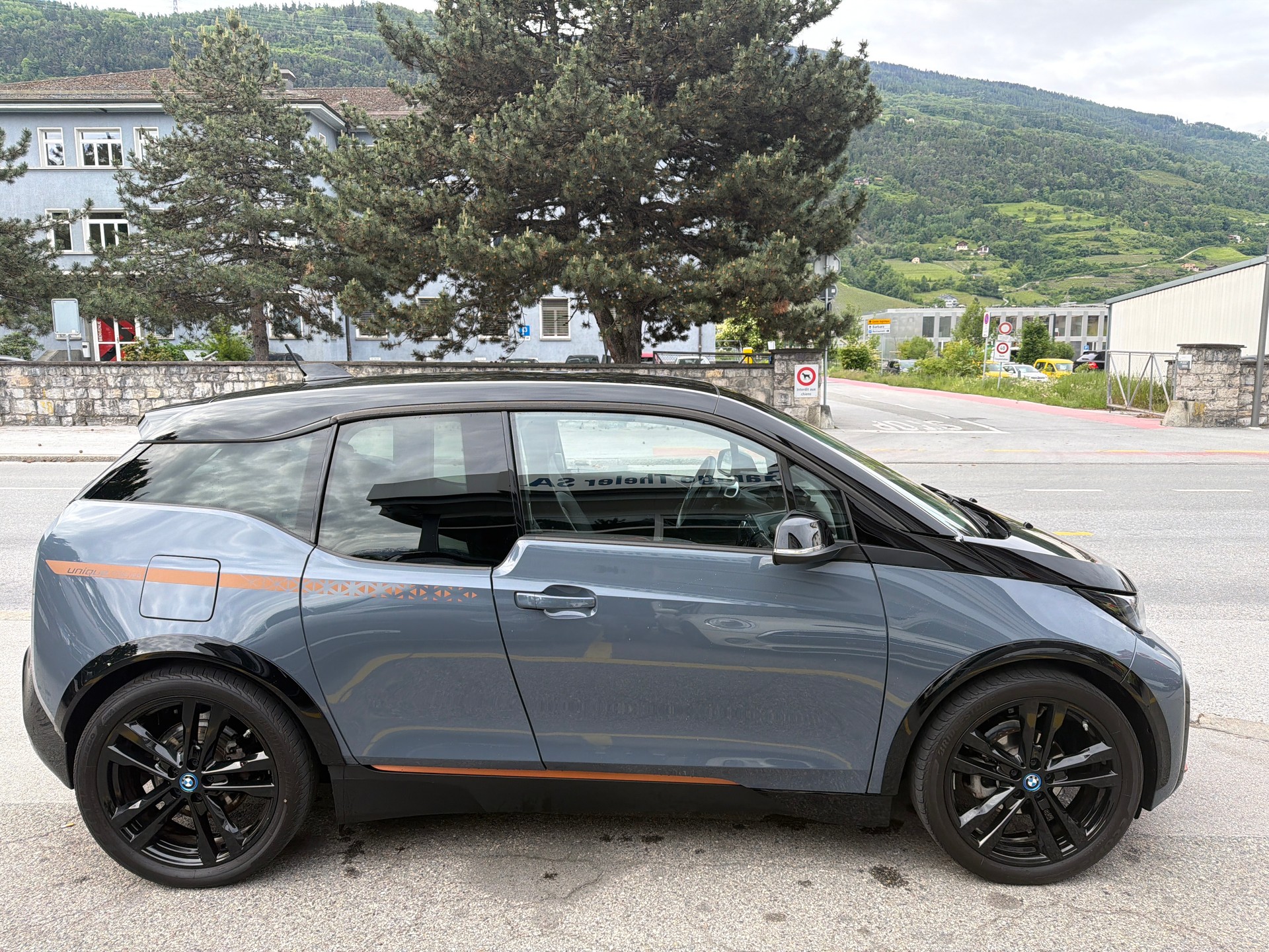BMW i3s (120Ah) Unique Forever Edition-showroom-element-3