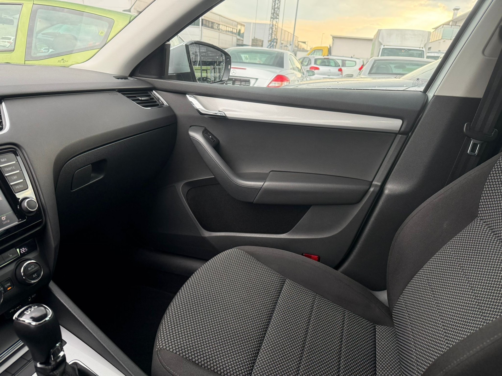 SKODA Octavia Combi 1.4 TSI Ambition DSG-image-13