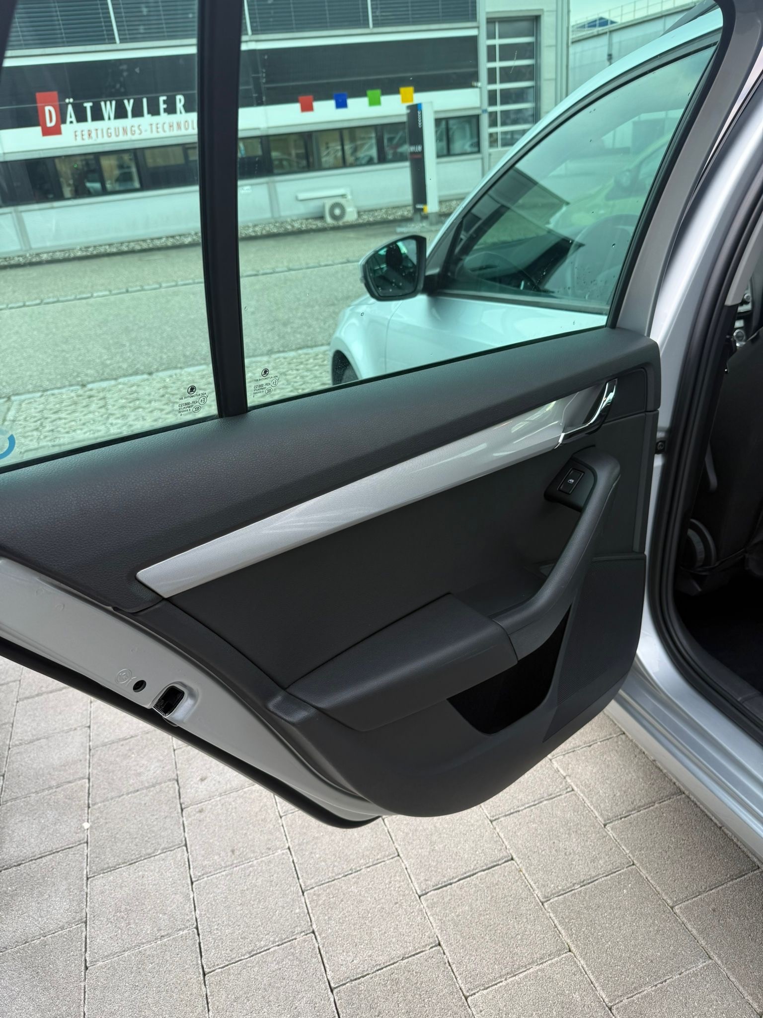 SKODA Octavia Combi 1.4 TSI Ambition DSG-image-16
