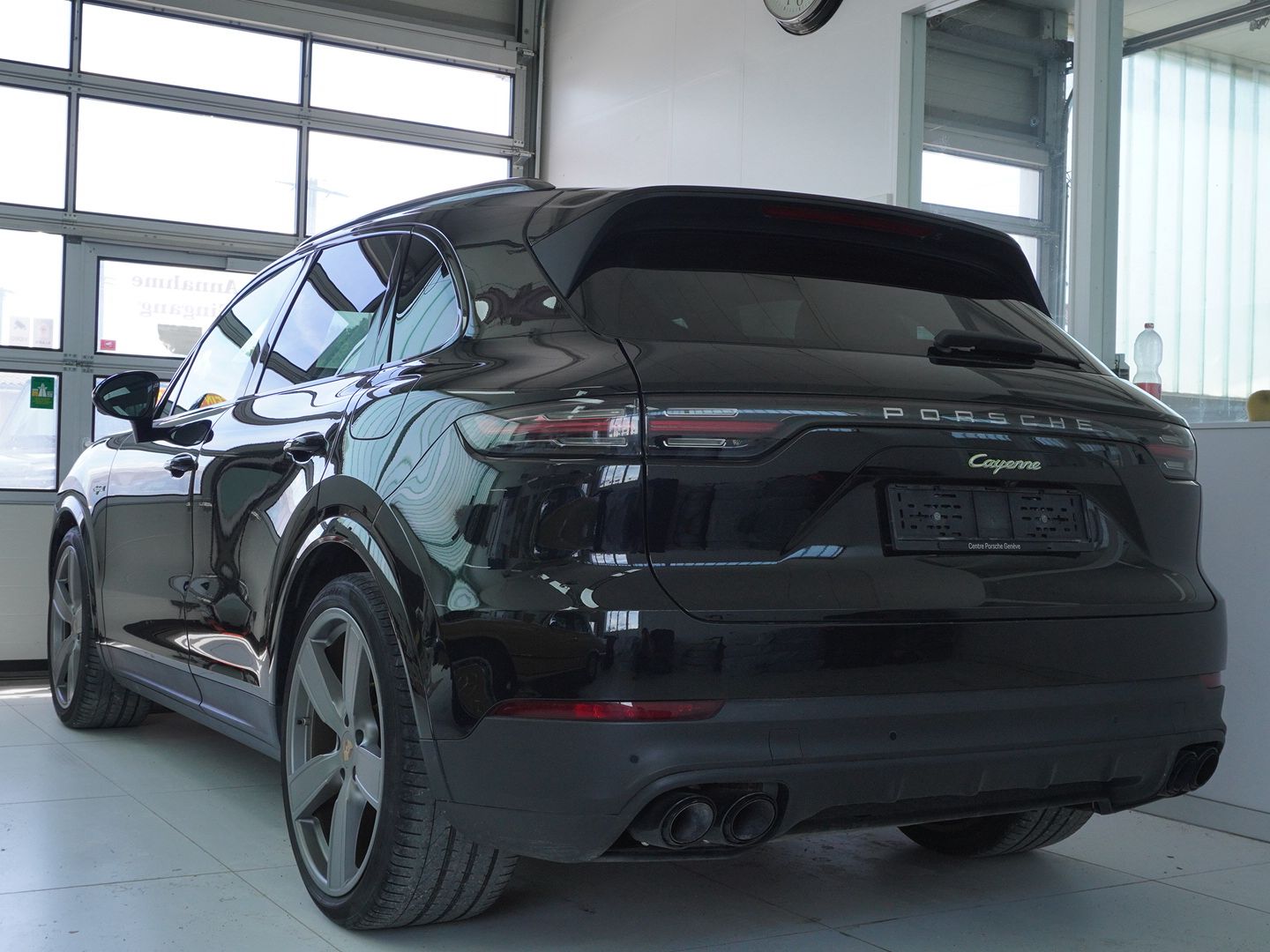 PORSCHE Cayenne E-Hybrid-showroom-element-1