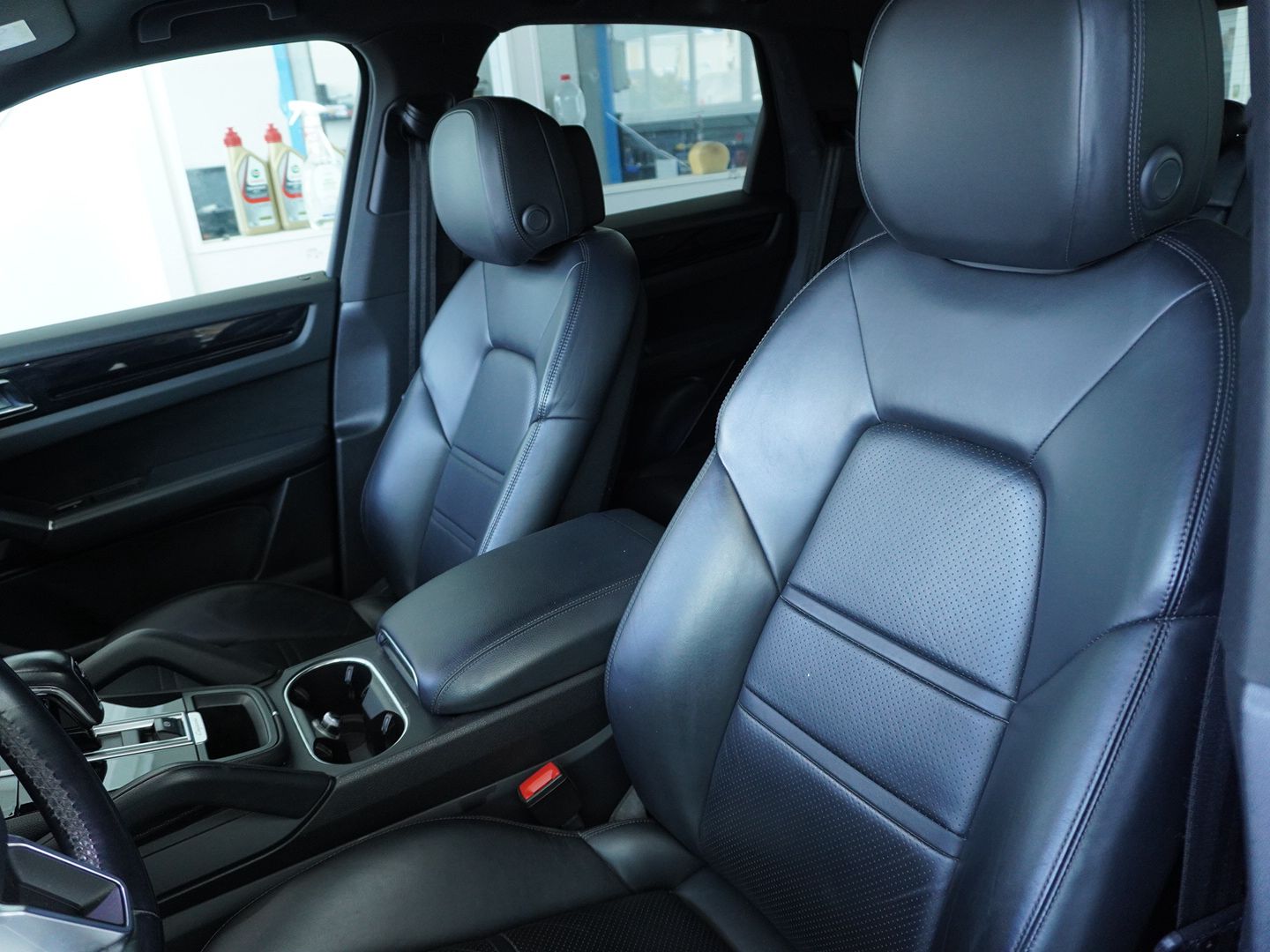 PORSCHE Cayenne E-Hybrid-showroom-element-3