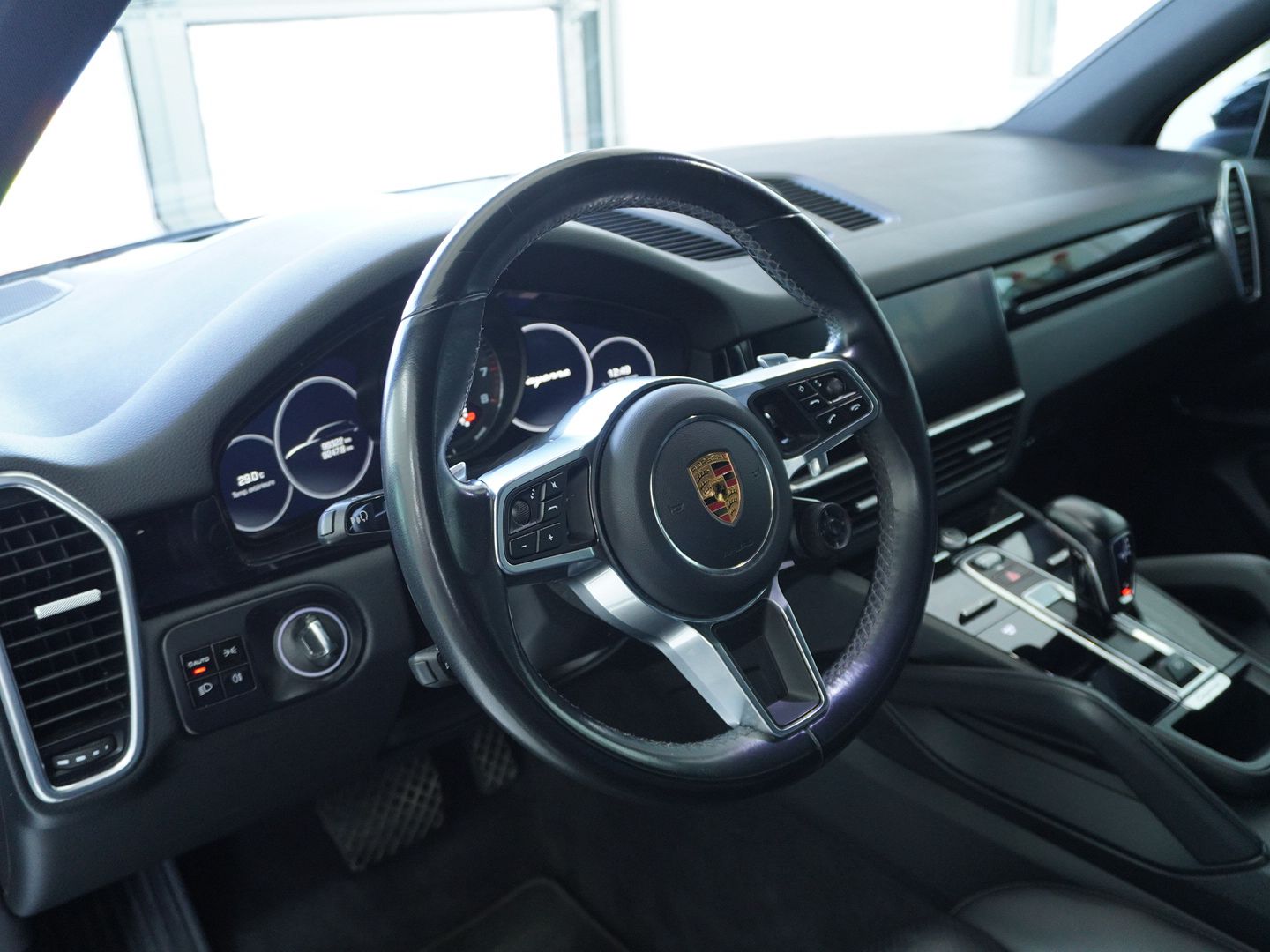 PORSCHE Cayenne E-Hybrid-showroom-element-2