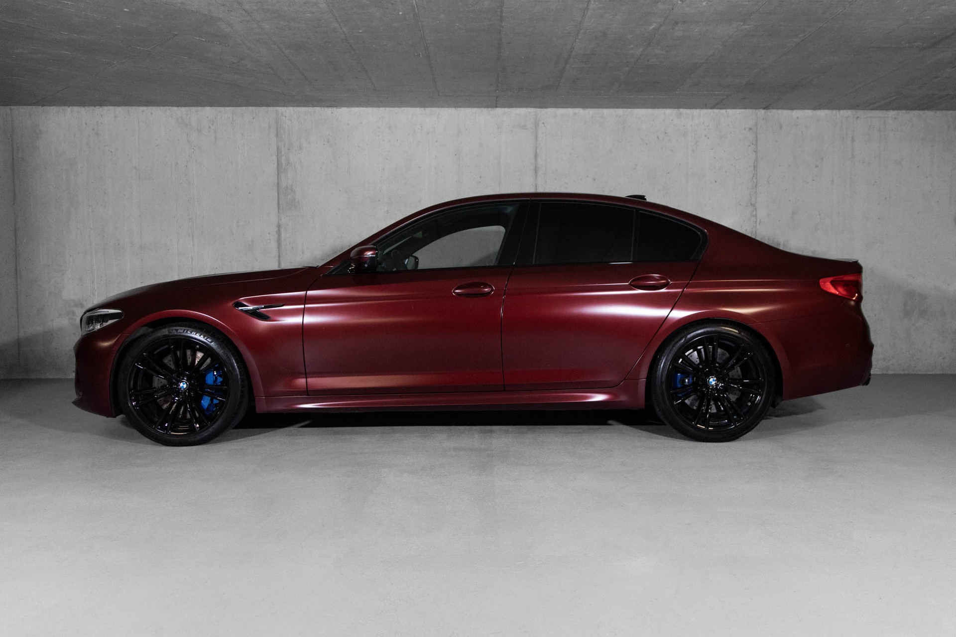 BMW M5 xDrive Drivelogic First Edition-showroom-element-1