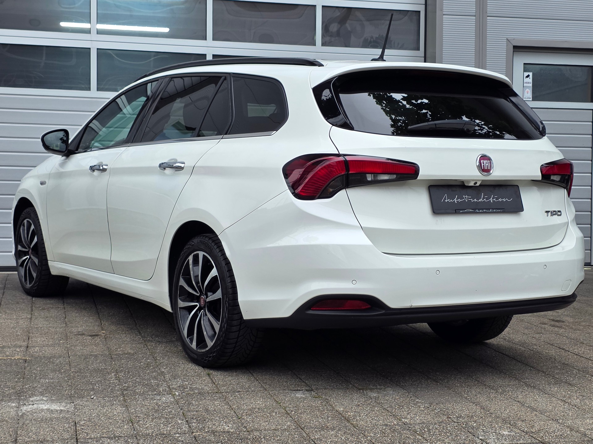 FIAT Tipo 1.6MJ Station Wagon Lounge DCT ** AUTOMATISCHER DISTANZREGLER - BI XENON LICHT - DAB+ - RÜCKFAHRKAMERA-showroom-element-2