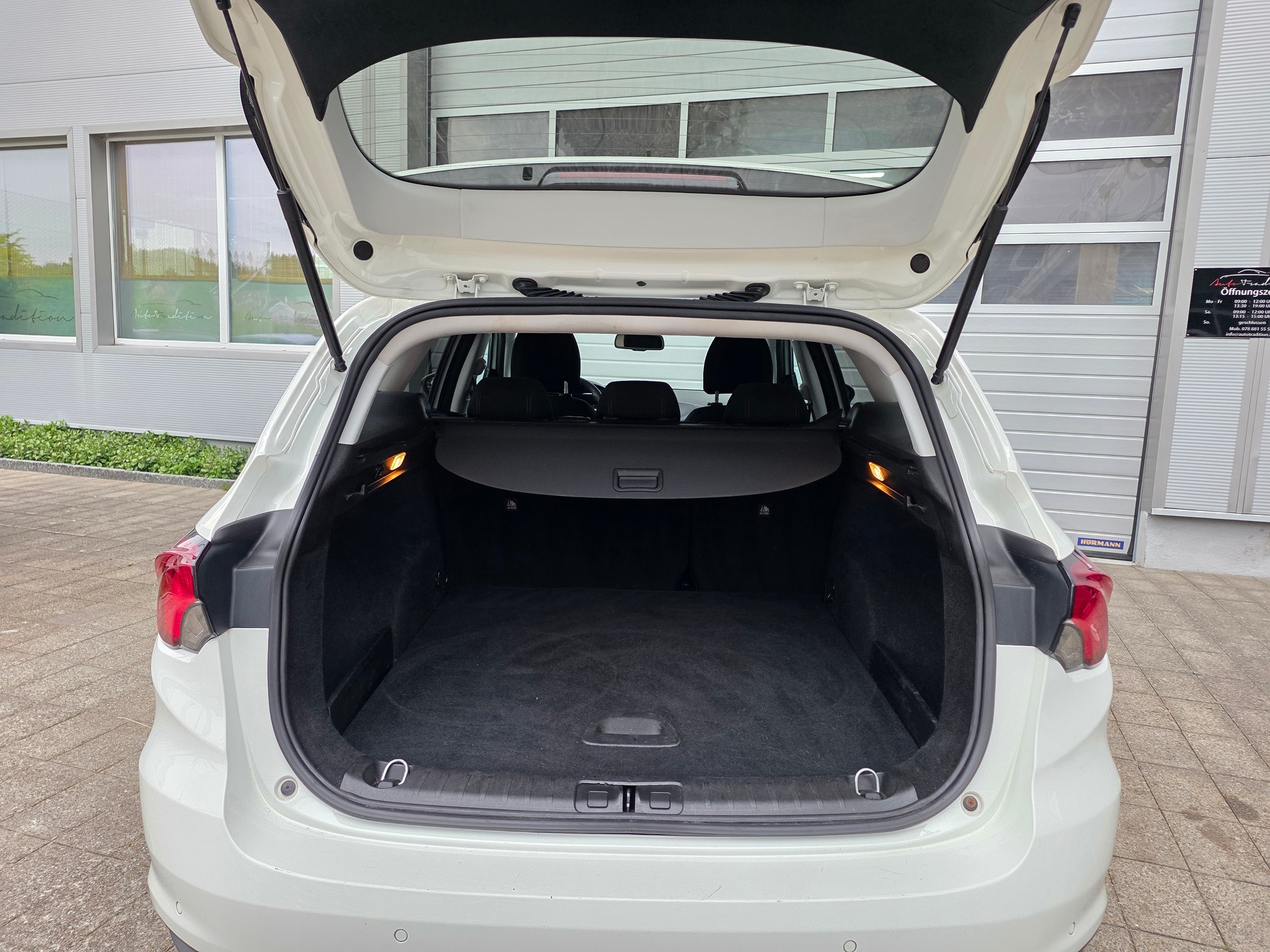 FIAT Tipo 1.6MJ Station Wagon Lounge DCT ** AUTOMATISCHER DISTANZREGLER - BI XENON LICHT - DAB+ - RÜCKFAHRKAMERA-image-5