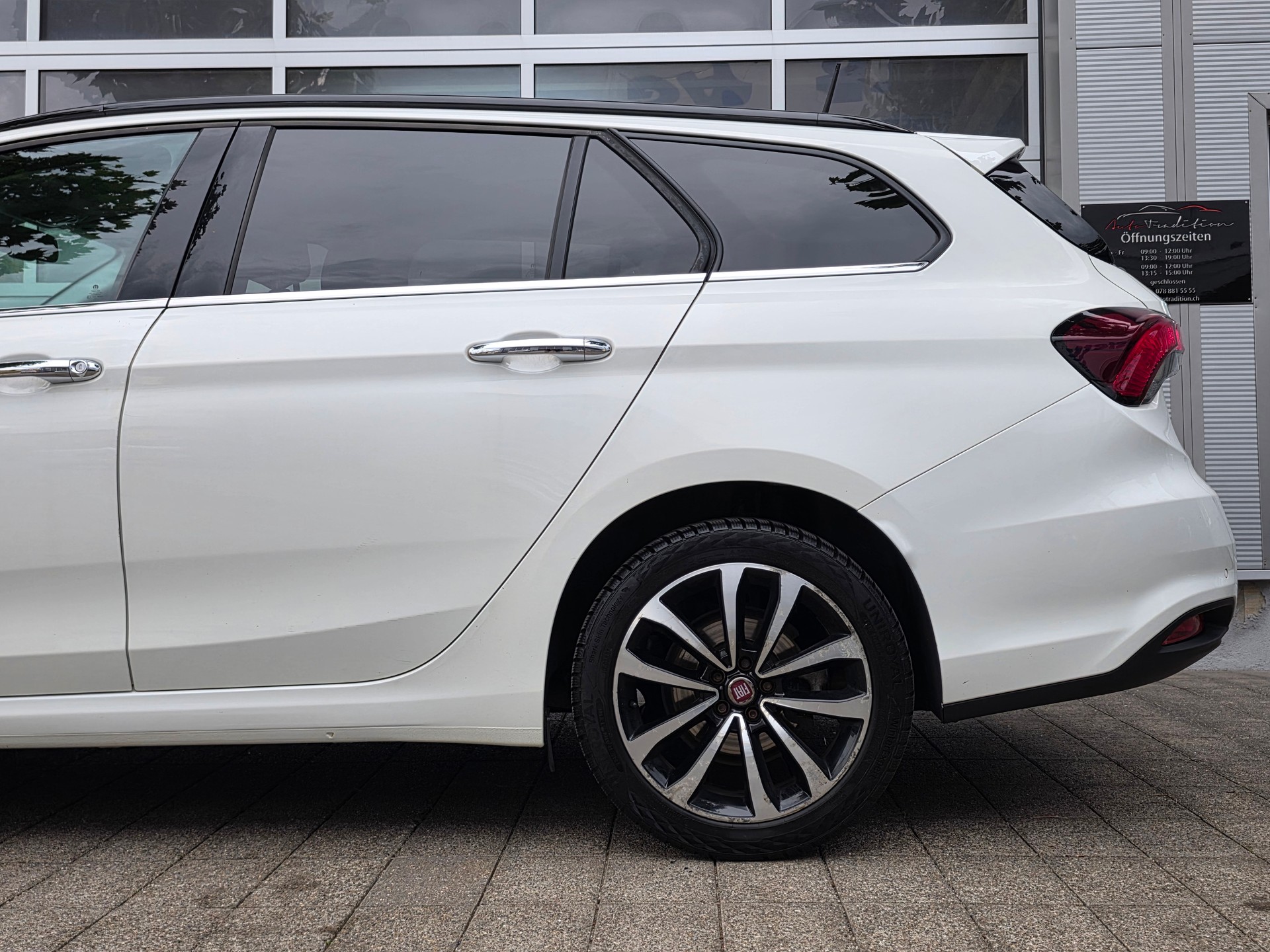 FIAT Tipo 1.6MJ Station Wagon Lounge DCT ** AUTOMATISCHER DISTANZREGLER - BI XENON LICHT - DAB+ - RÜCKFAHRKAMERA-showroom-element-3