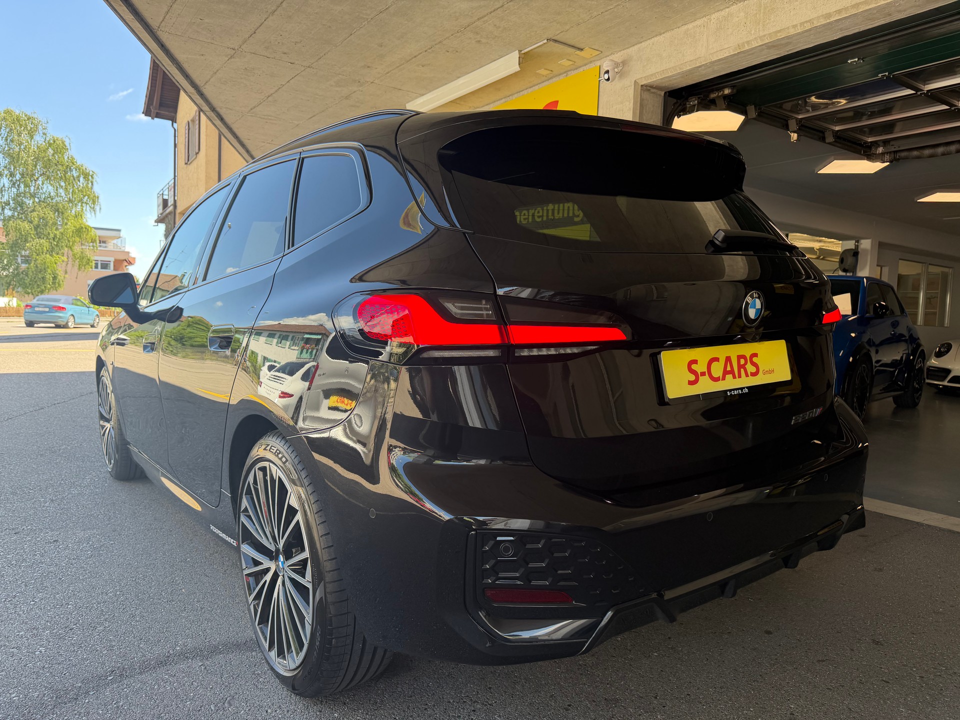 BMW 220i Active Tourer M Sport DKG-showroom-element-2