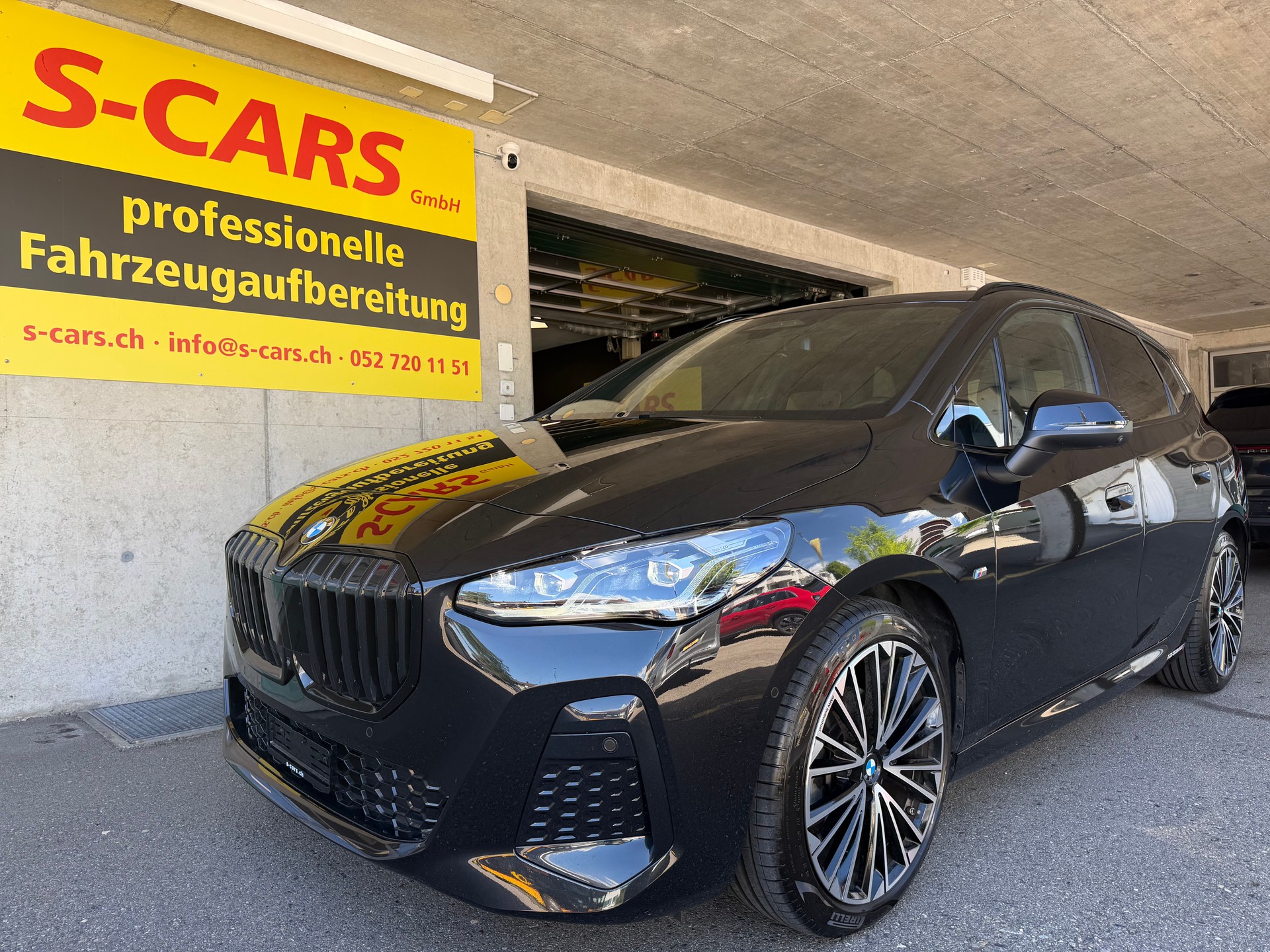 BMW 220i Active Tourer M Sport DKG-showroom-element-1