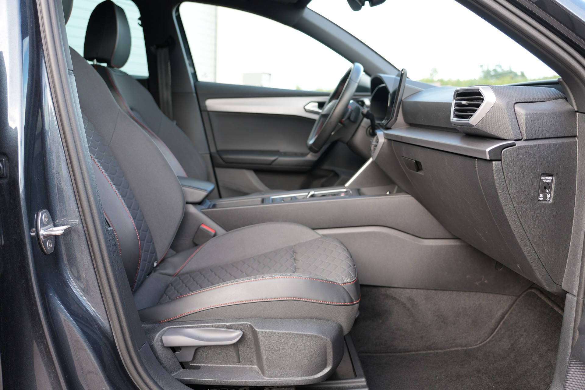 SEAT Leon 1.5 eTSI mHEV DSG FR (CH)-image-13