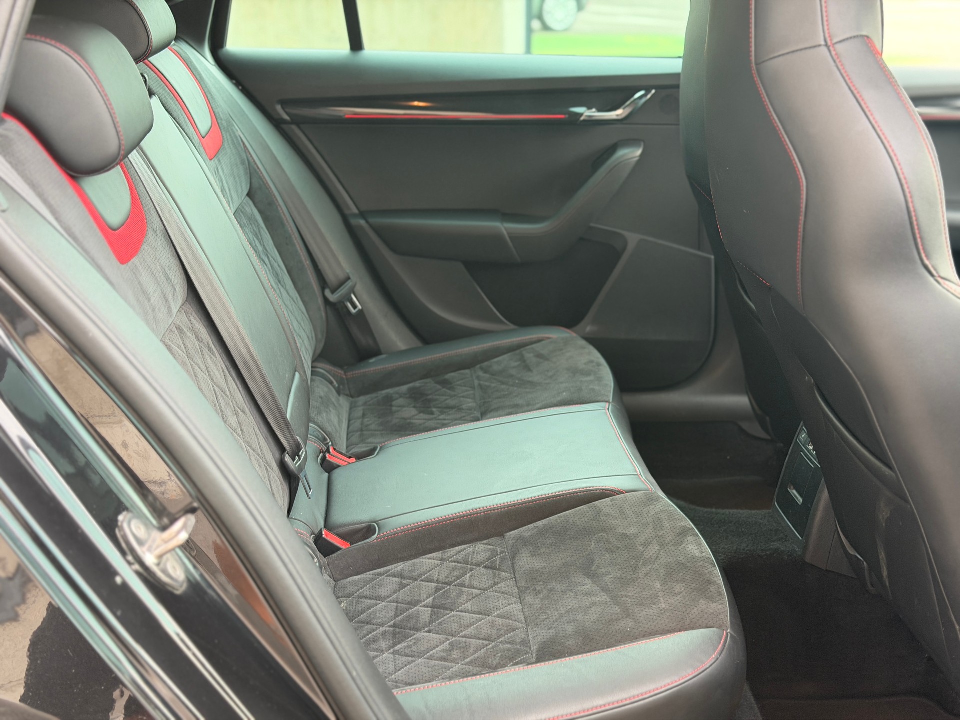 SKODA Octavia Combi 2.0 TDI RS 4x4 DSG-image-21