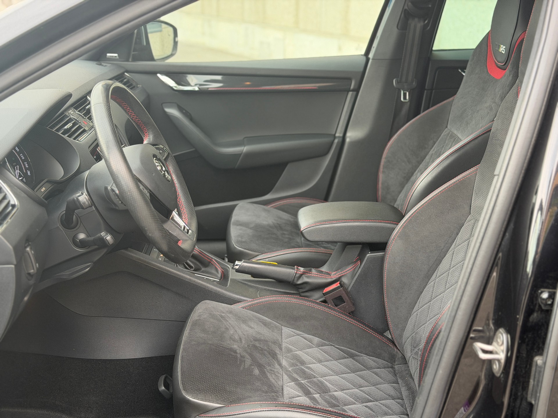 SKODA Octavia Combi 2.0 TDI RS 4x4 DSG-image-13