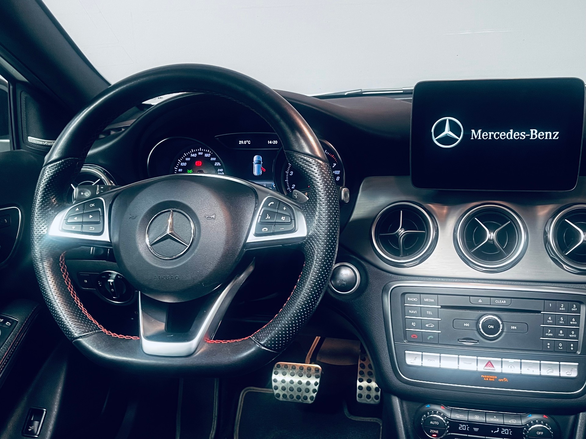 MERCEDES-BENZ GLA 250 AMG Line Swiss Star 4Matic 7G-DCT-image-14