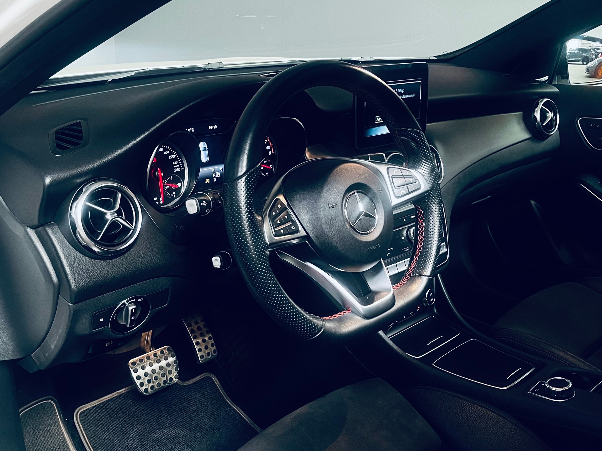 MERCEDES-BENZ GLA 250 AMG Line Swiss Star 4Matic 7G-DCT-image-11