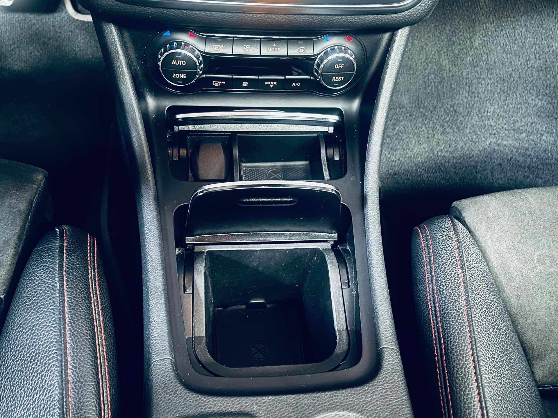 MERCEDES-BENZ GLA 250 AMG Line Swiss Star 4Matic 7G-DCT-image-18