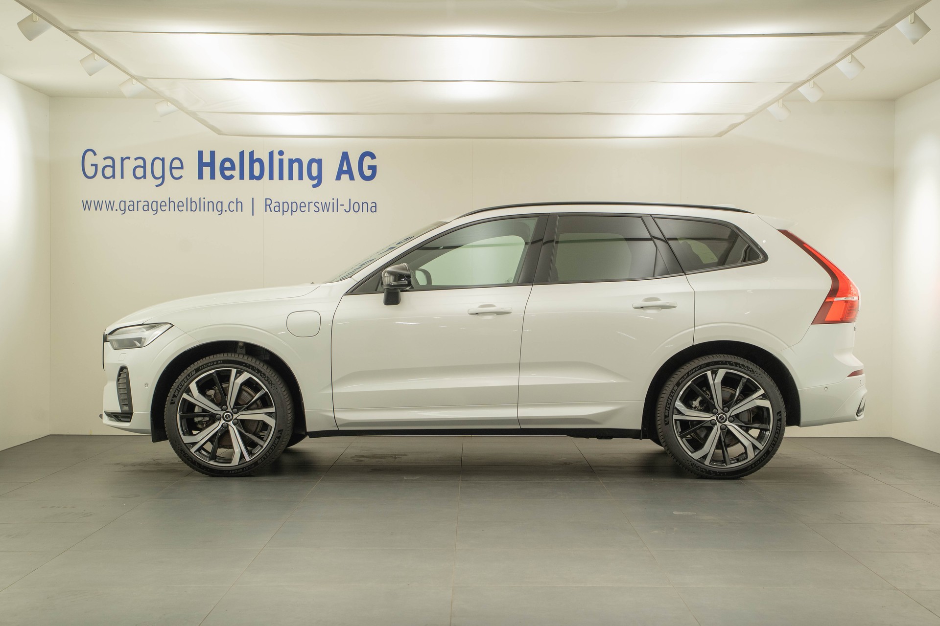 VOLVO XC60 2.0 T6 TE Ultimate Dark eAWD-showroom-element-2