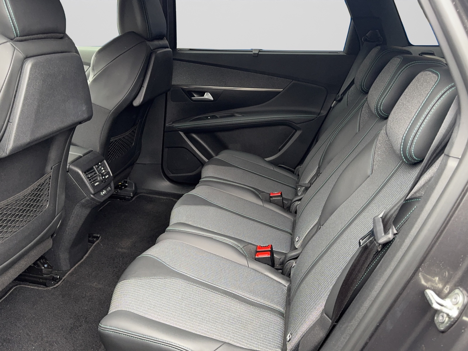 PEUGEOT 5008 1.5 HDi Allure P EAT-image-7