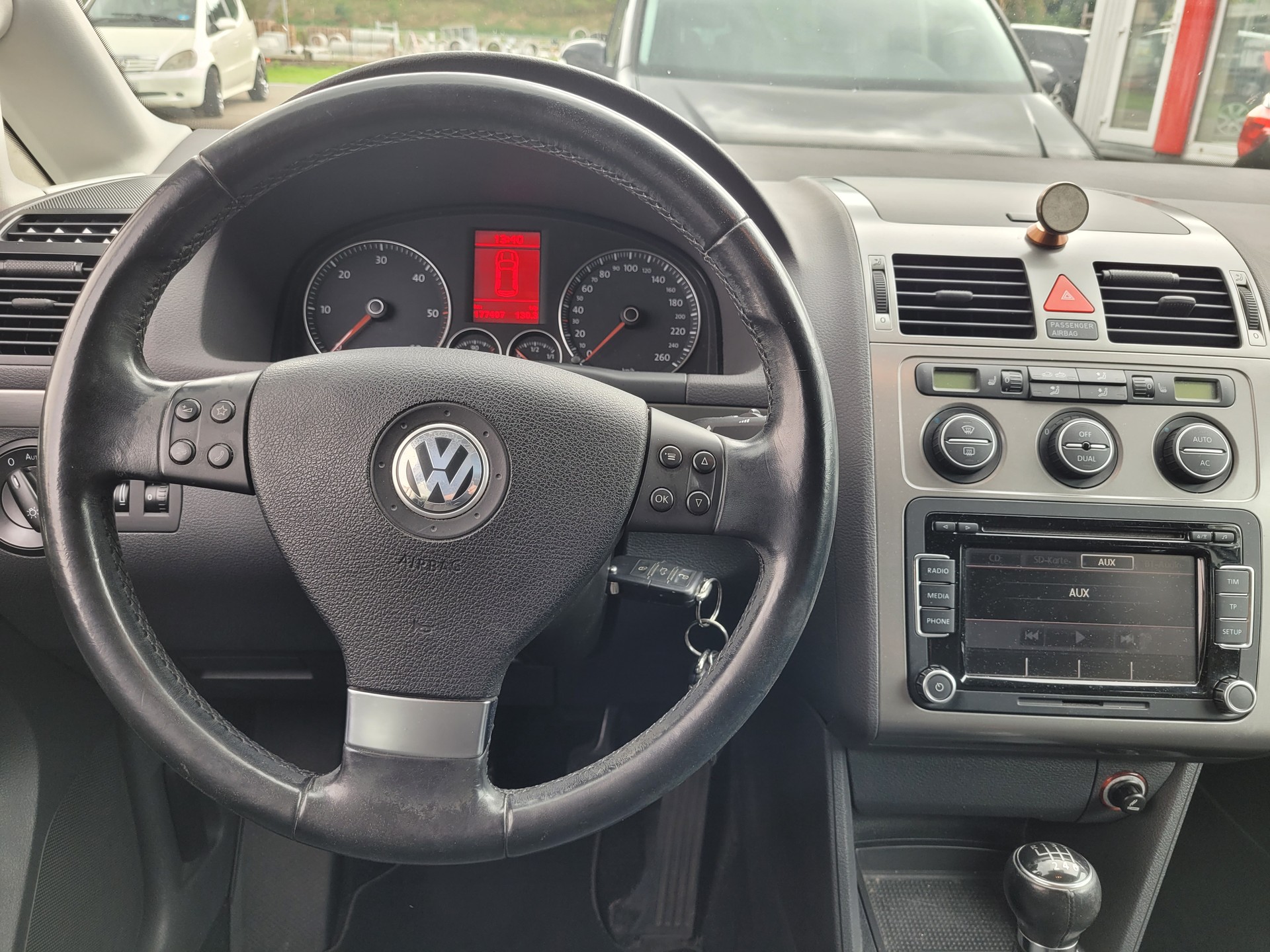 VW Touran 2.0 TDI Highline-image-13