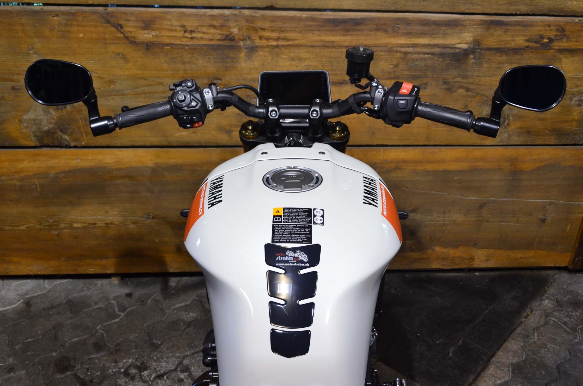 YAMAHA XSR 900 ABS-image-2