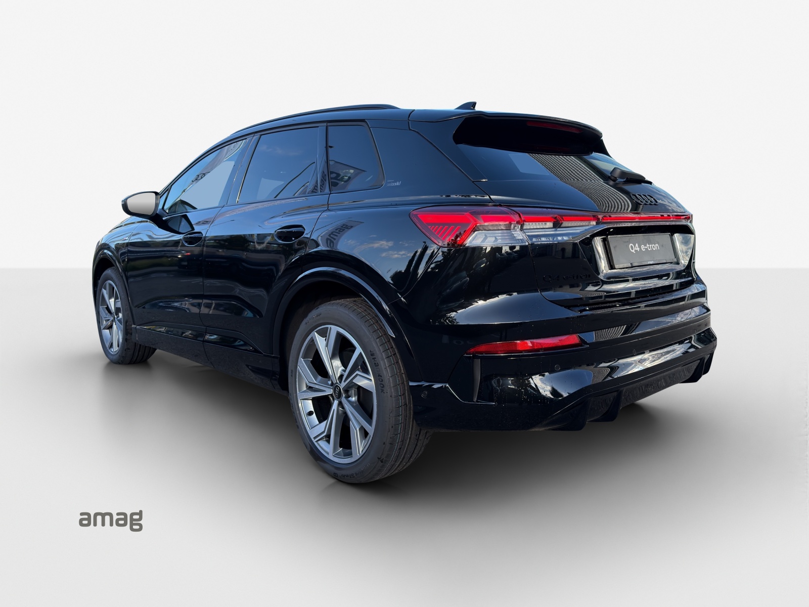 AUDI Q4 e-tron SUV quattro performance Swiss Ski-showroom-element-2