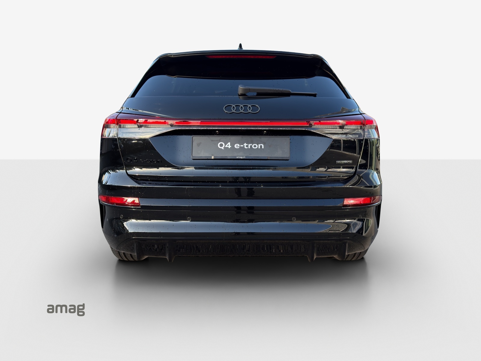 AUDI Q4 e-tron SUV quattro performance Swiss Ski-showroom-element-3