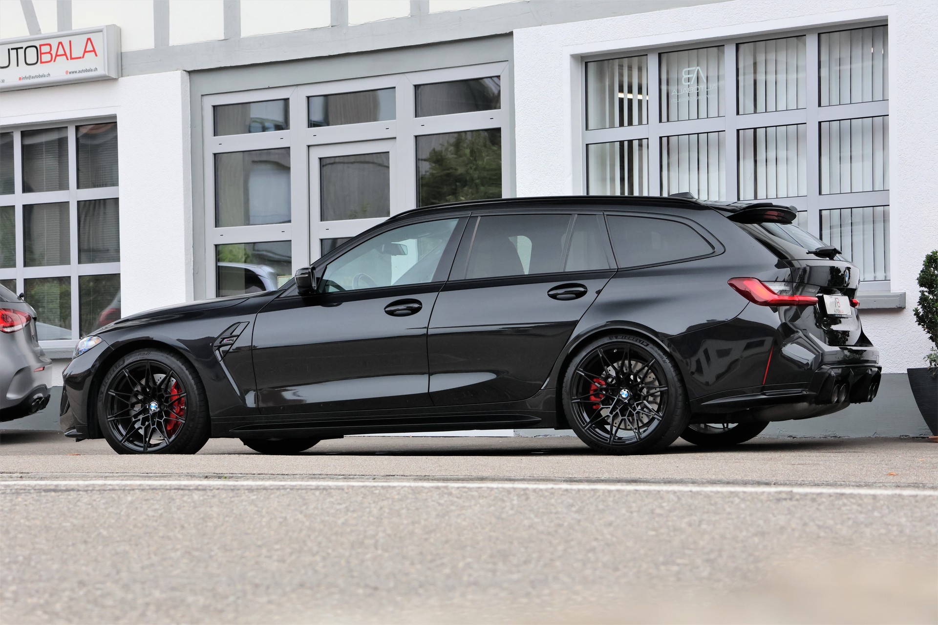 BMW M3 Touring xDrive Competition M-showroom-element-3
