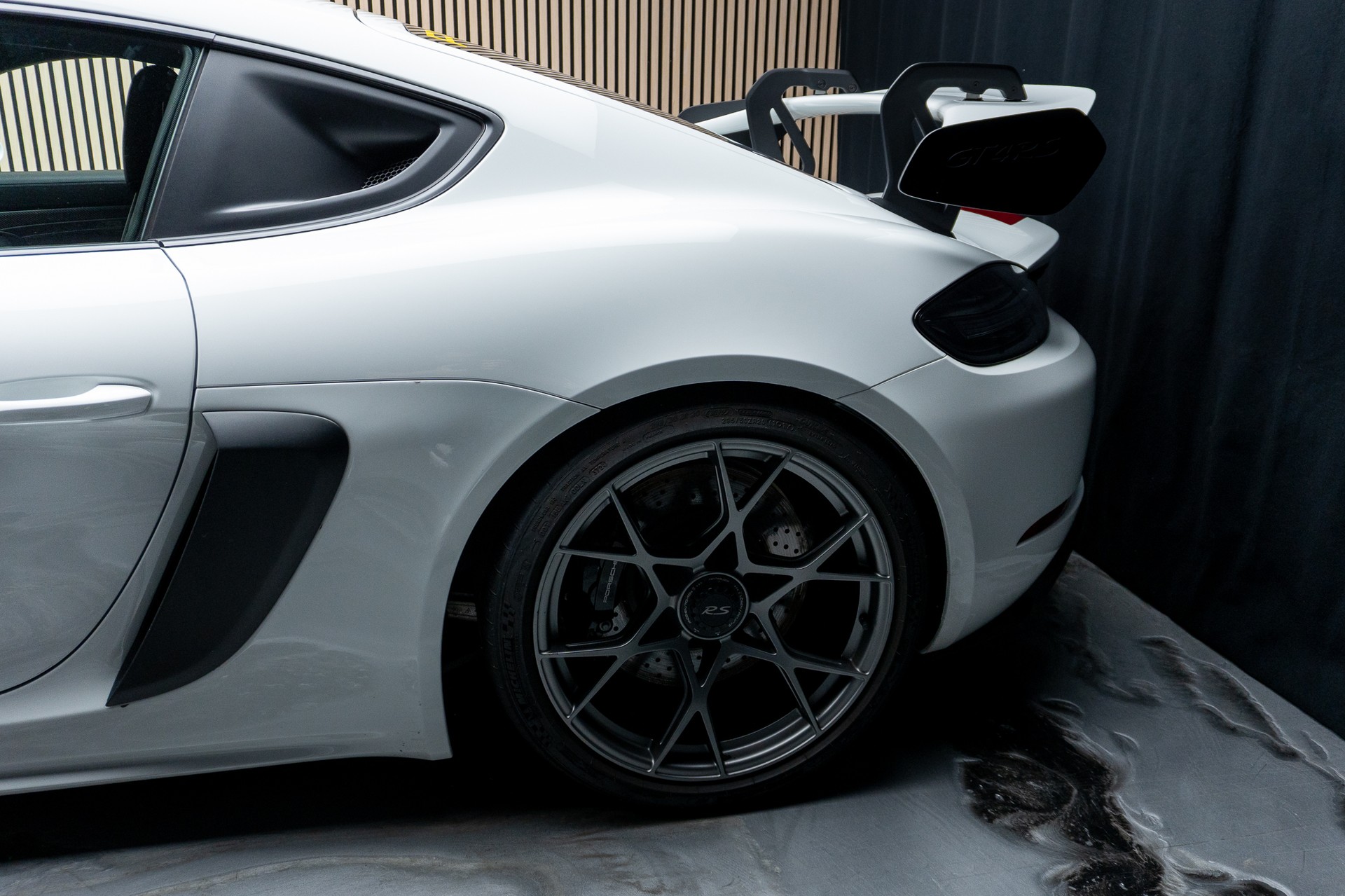 PORSCHE 718 Cayman GT4 RS PDK-showroom-element-1
