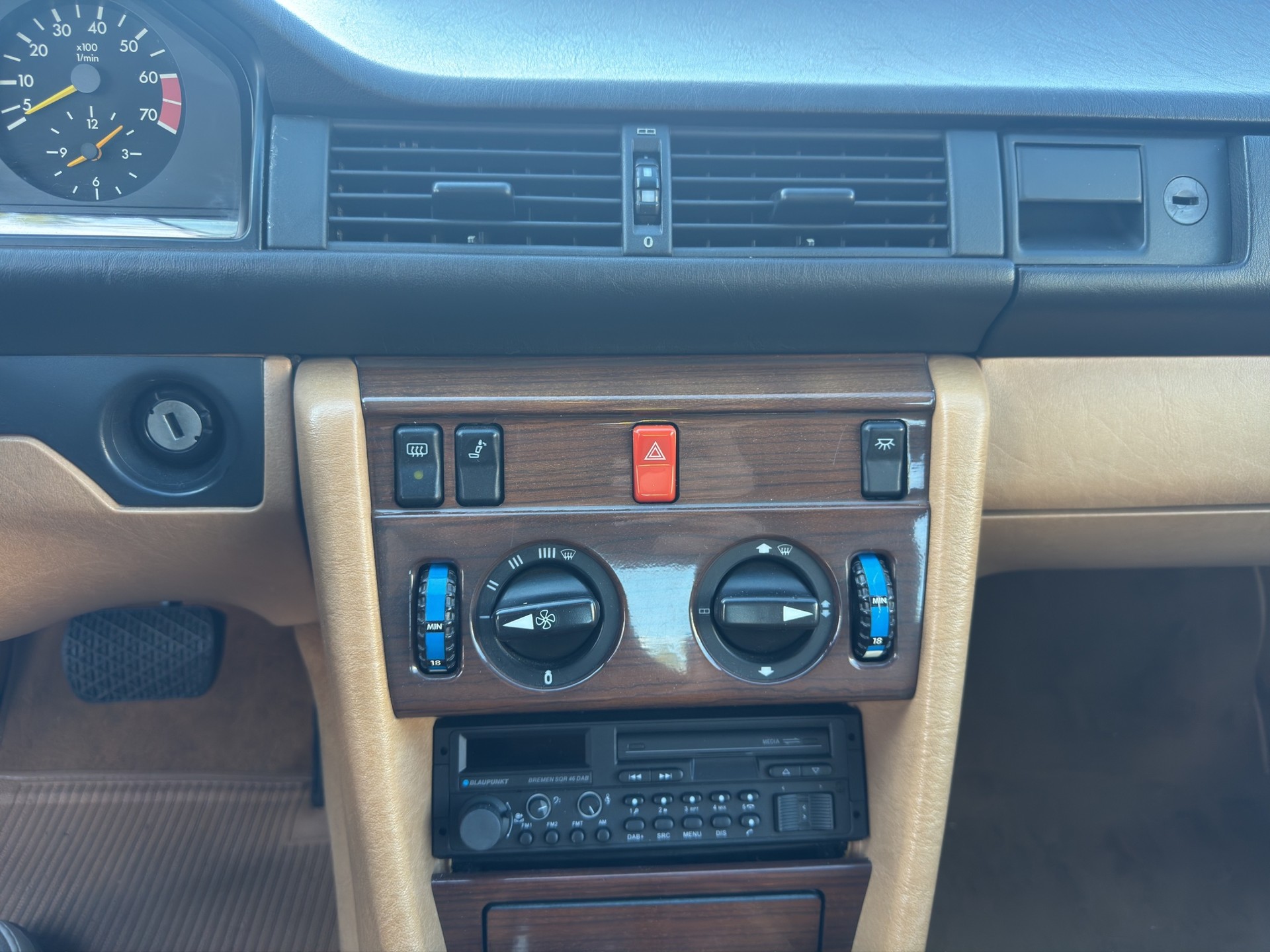 MERCEDES-BENZ 230 CE-image-11