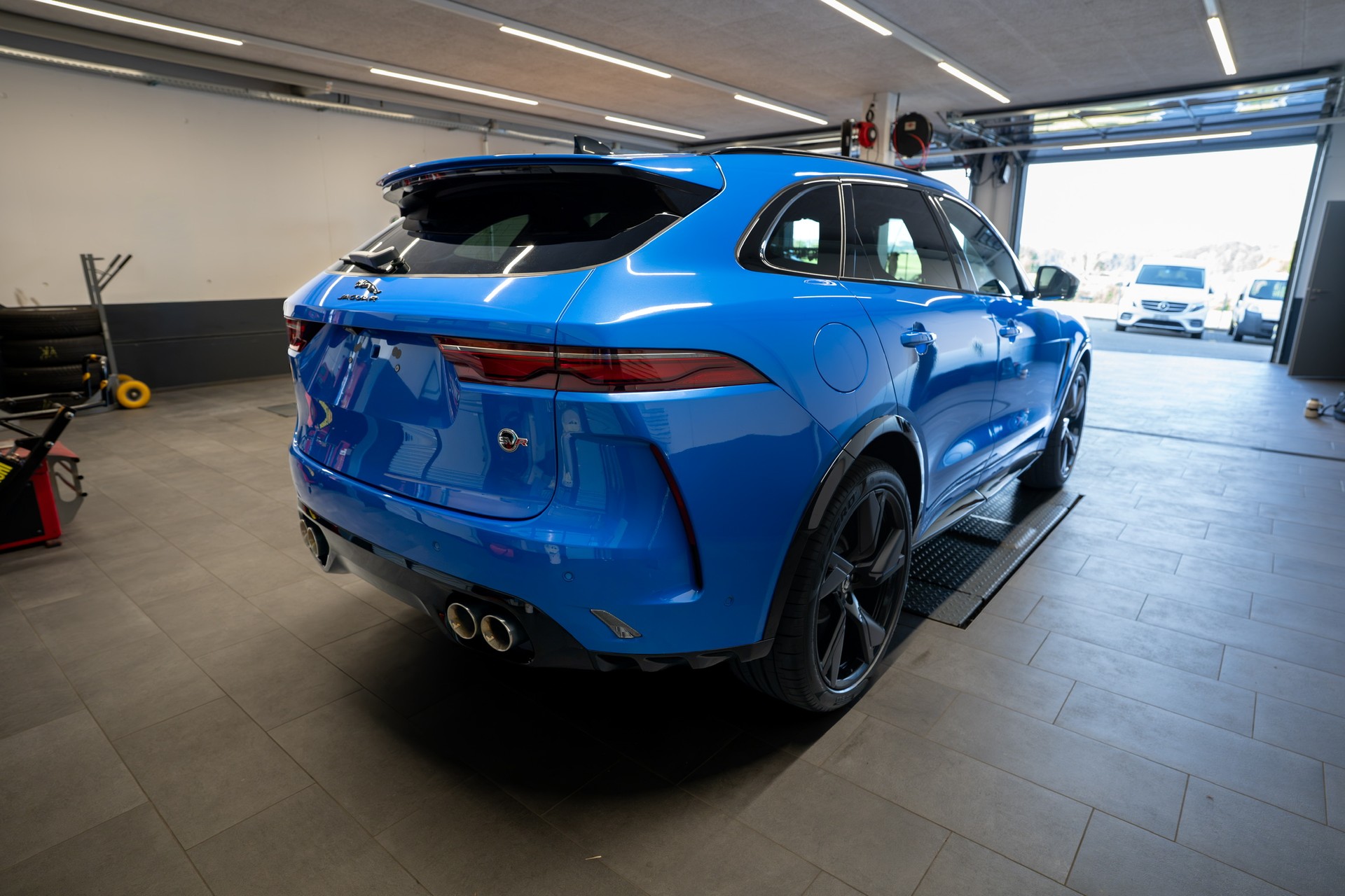 JAGUAR F-Pace 5.0 V8 SVR P550 AWD 5 Jahre Werksgarantie ab 1. Inv. oder 150'000km-image-4