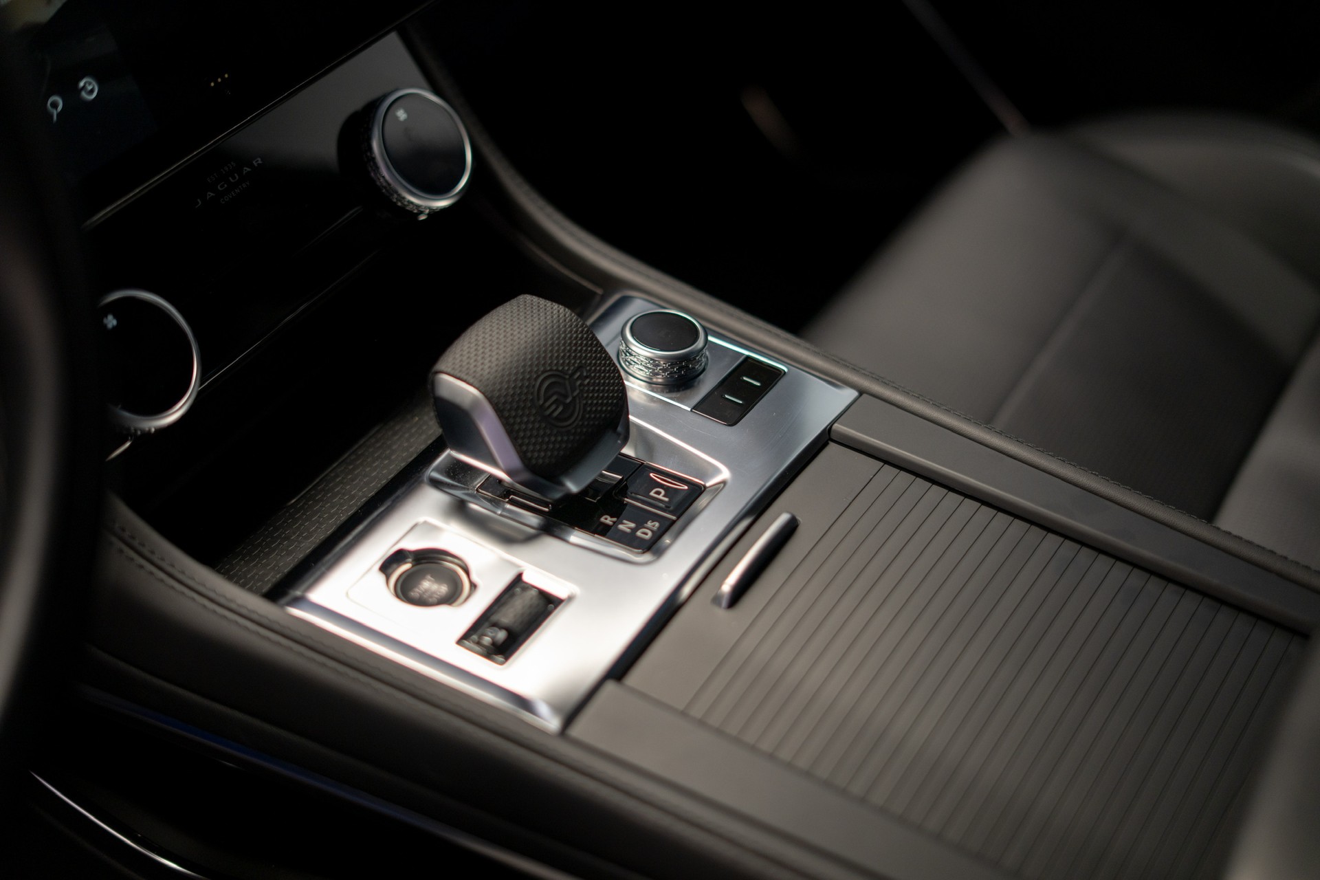 JAGUAR F-Pace 5.0 V8 SVR P550 AWD 5 Jahre Werksgarantie ab 1. Inv. oder 150'000km-image-19