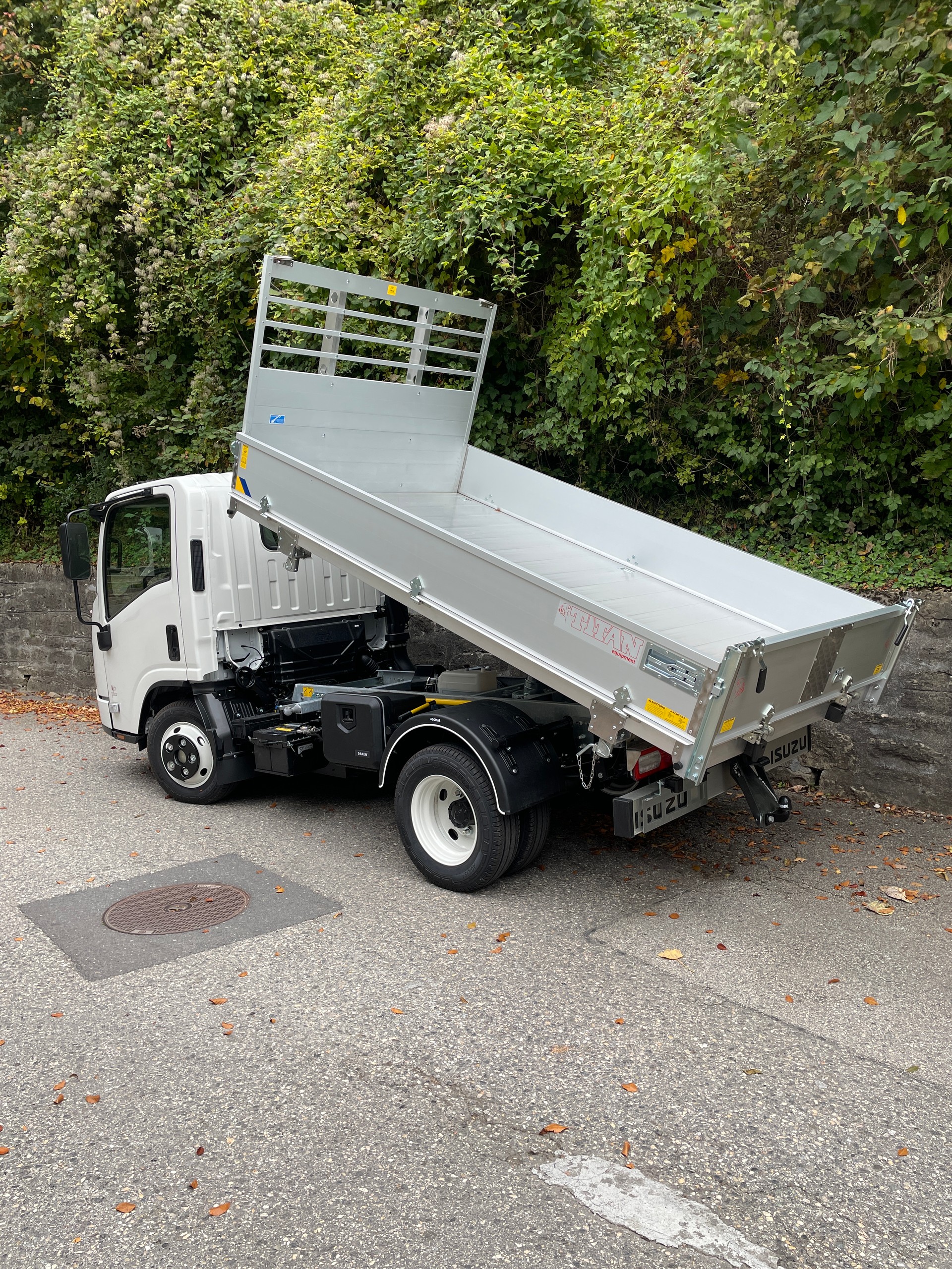 ISUZU NEW GENERATION M27, 3'500kg de charge de remorquage, garanties d'essieu élevées, équipement haut de gamme-image-1