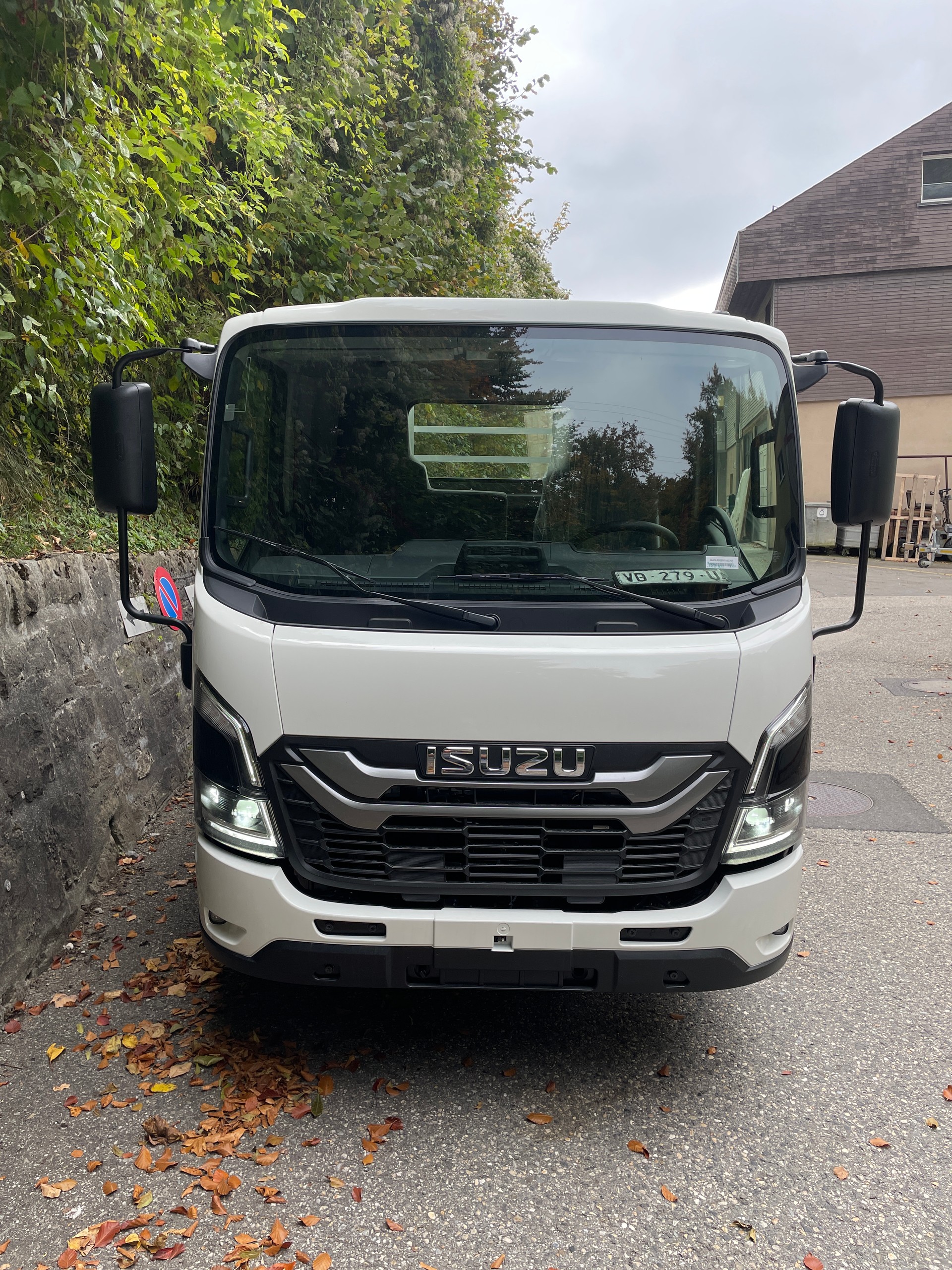 ISUZU NEW GENERATION M27, 3'500kg de charge de remorquage, garanties d'essieu élevées, équipement haut de gamme-image-2