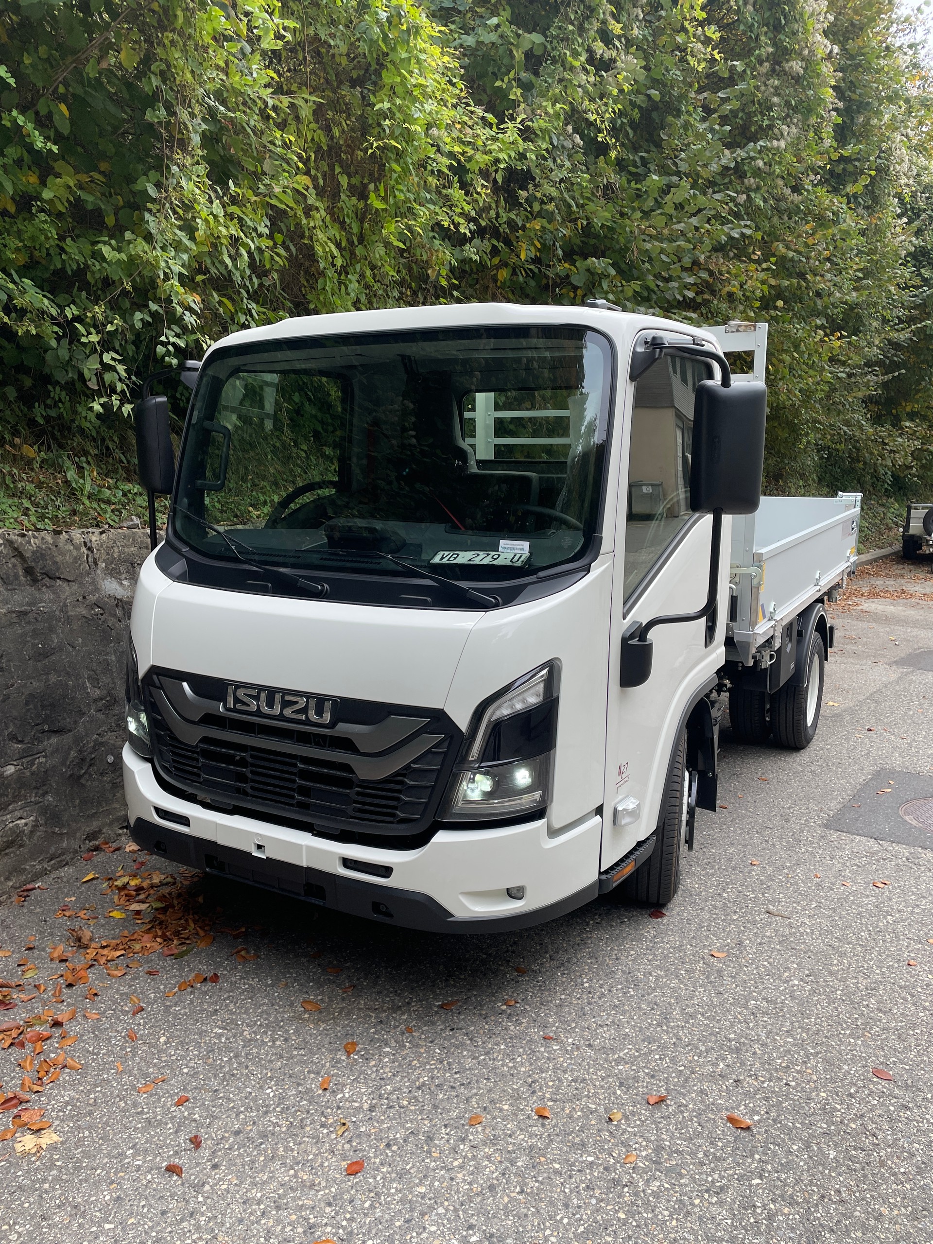 ISUZU NEW GENERATION M27, 3'500kg de charge de remorquage, garanties d'essieu élevées, équipement haut de gamme-image-3