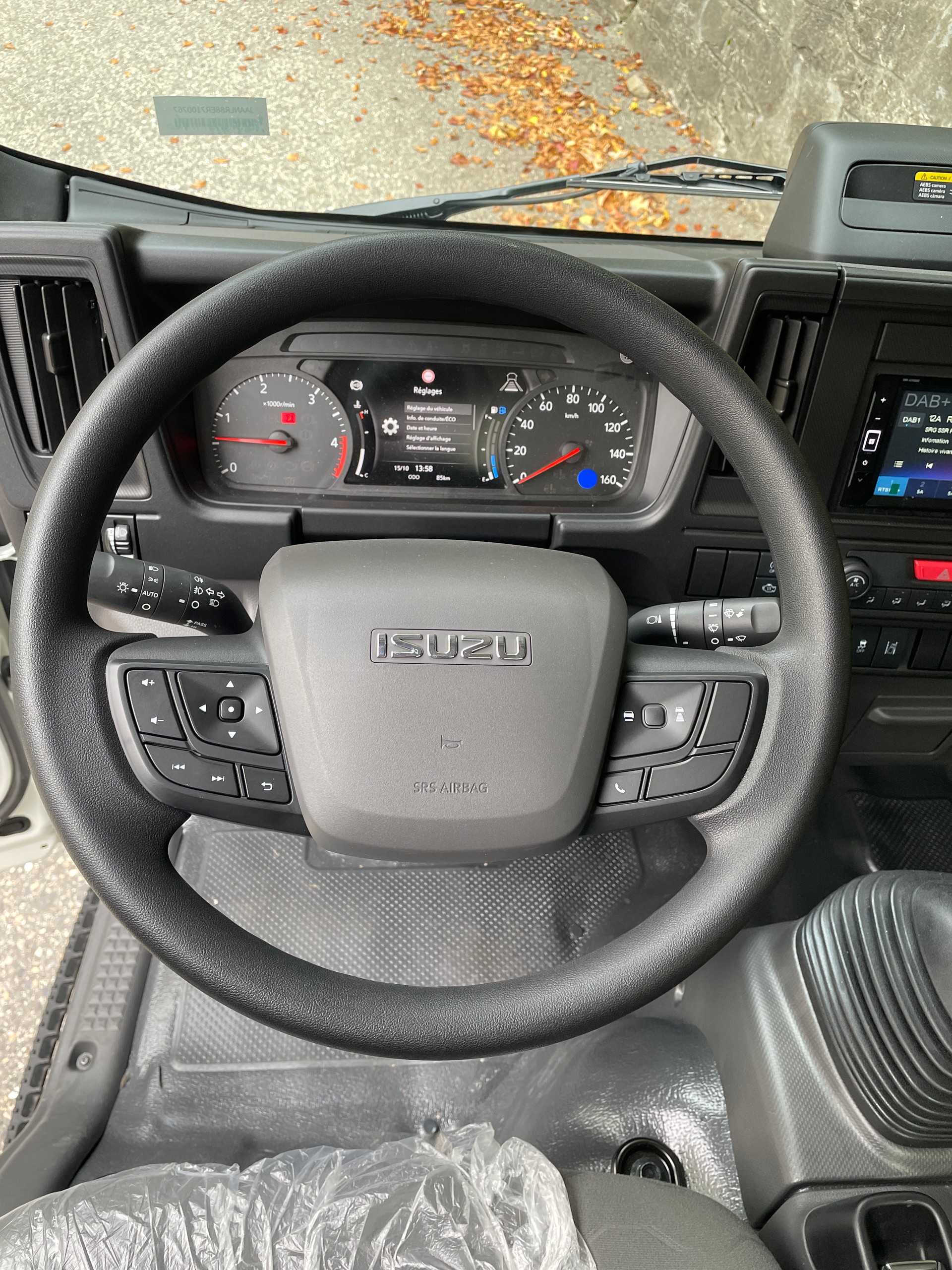 ISUZU NEW GENERATION M27, 3'500kg de charge de remorquage, garanties d'essieu élevées, équipement haut de gamme-image-9