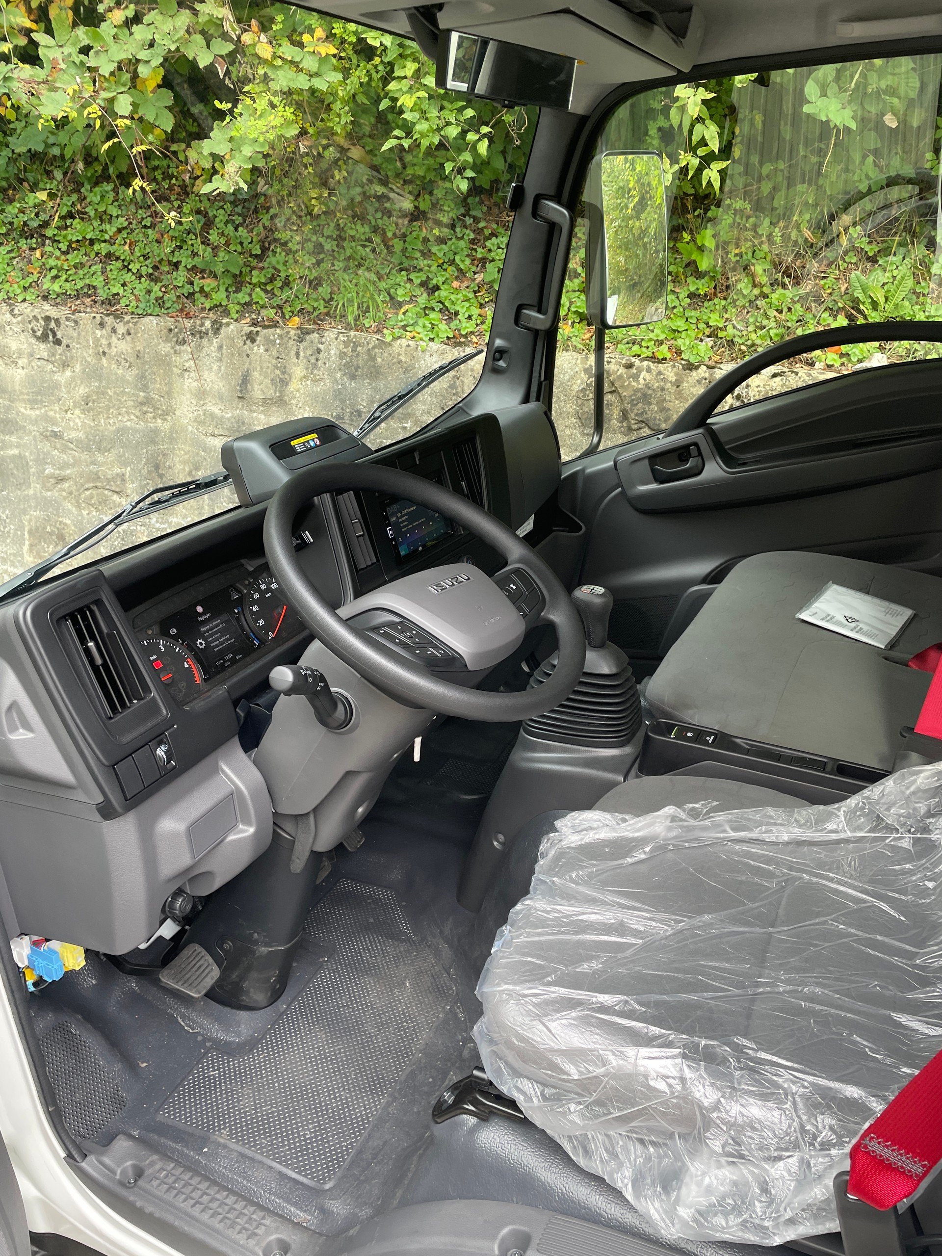 ISUZU NEW GENERATION M27, 3'500kg de charge de remorquage, garanties d'essieu élevées, équipement haut de gamme-image-10
