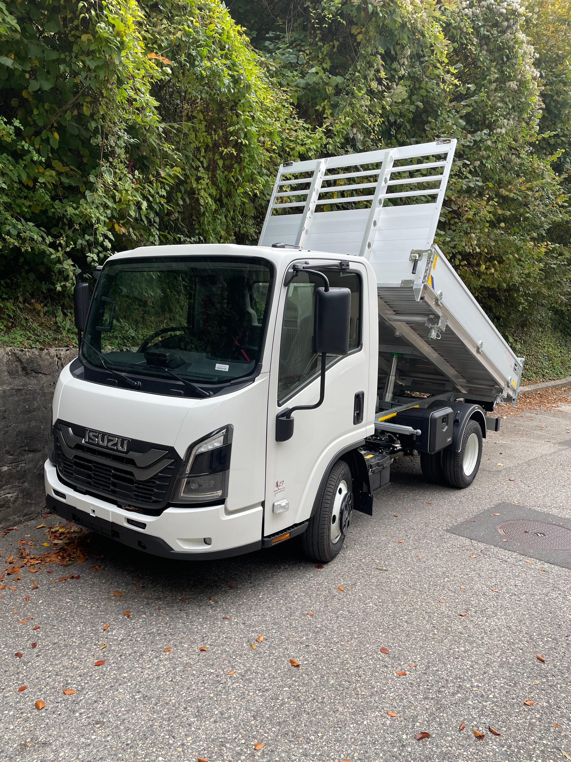 ISUZU NEW GENERATION M27, 3'500kg de charge de remorquage, garanties d'essieu élevées, équipement haut de gamme