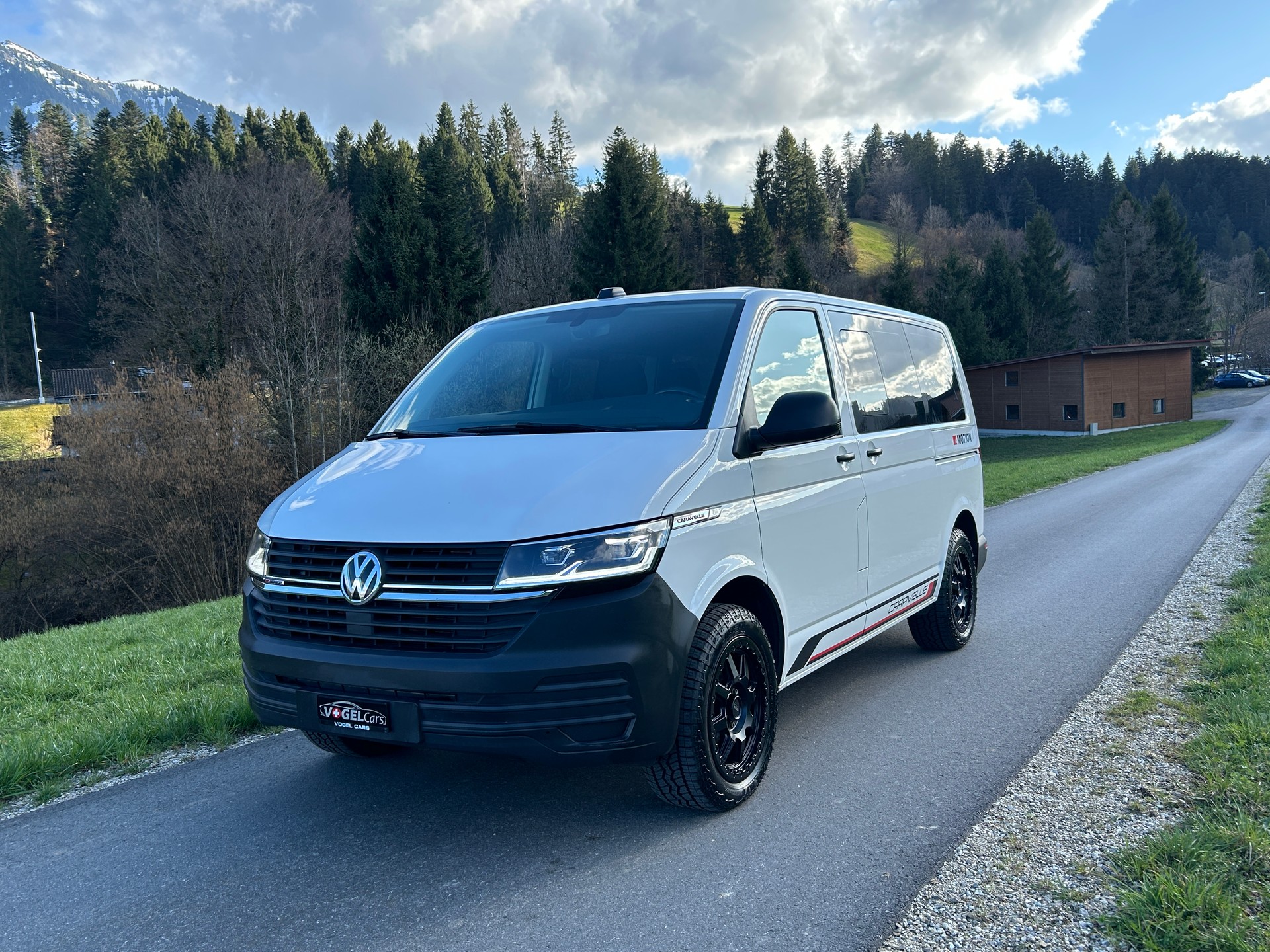 VW T6.1 2.0 TDI Caravelle 4Motion Trendline-image-2