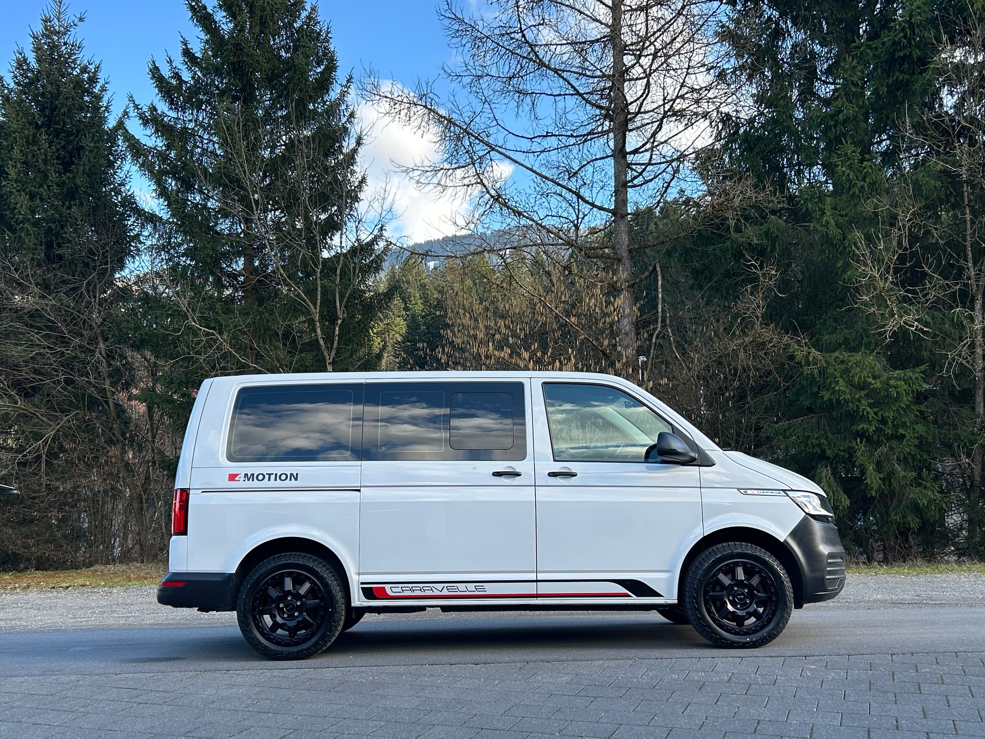 VW T6.1 2.0 TDI Caravelle 4Motion Trendline-image-4