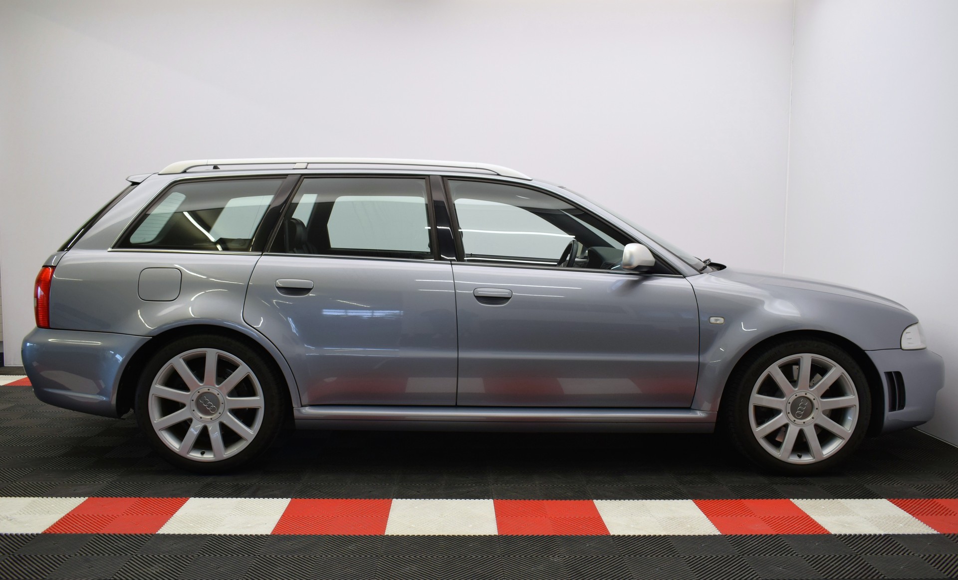 AUDI RS4 Avant quattro "Avus Silber Metallic"-image-15