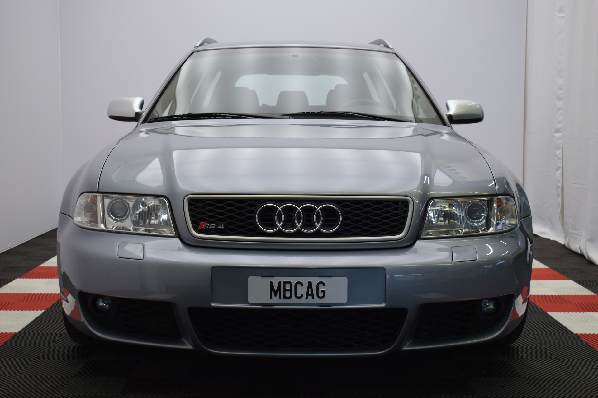 AUDI RS4 Avant quattro "Avus Silber Metallic"-showroom-element-2