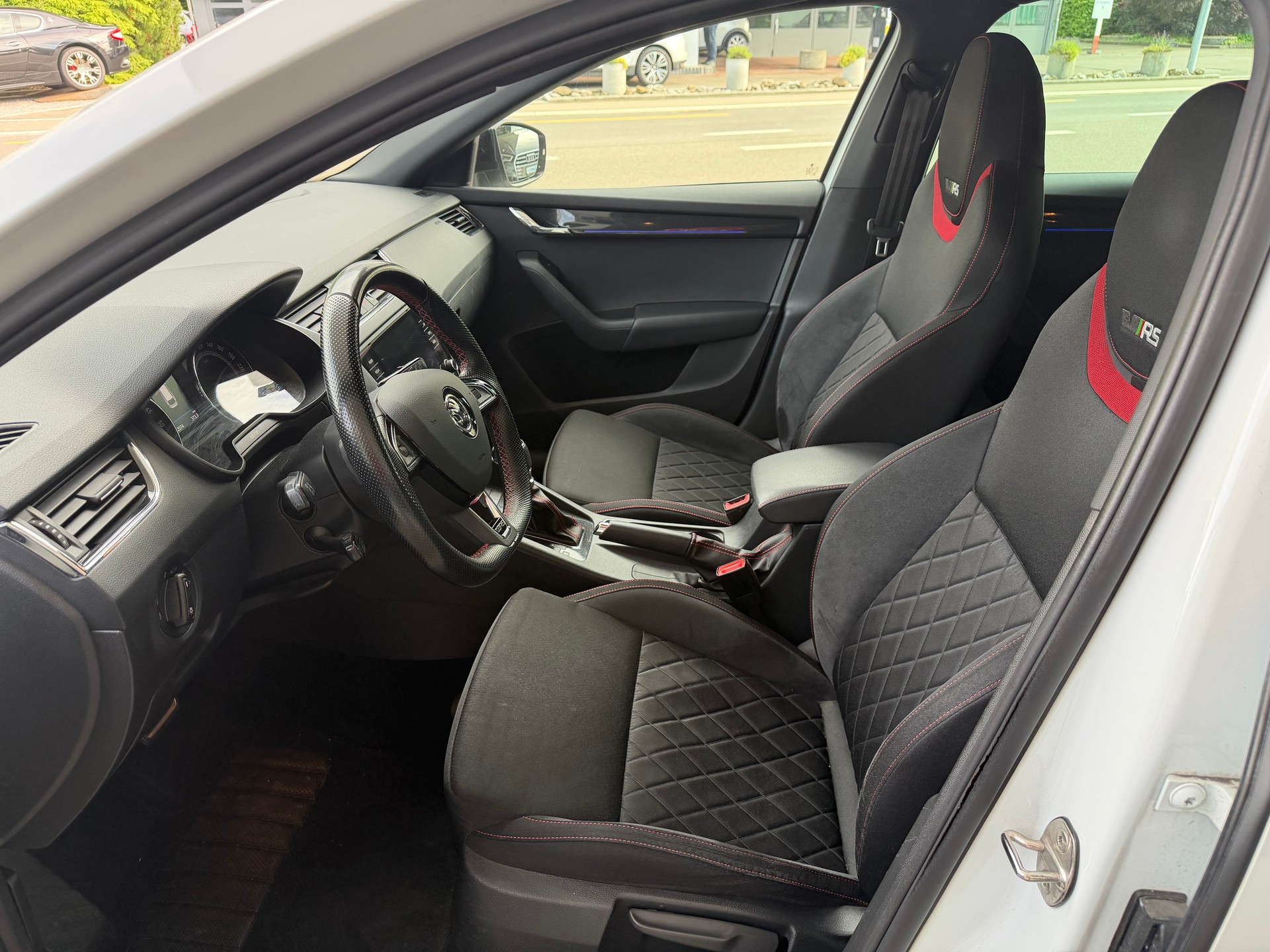 SKODA Octavia Combi 2.0 TDI VRS 4x4 DSG-image-8