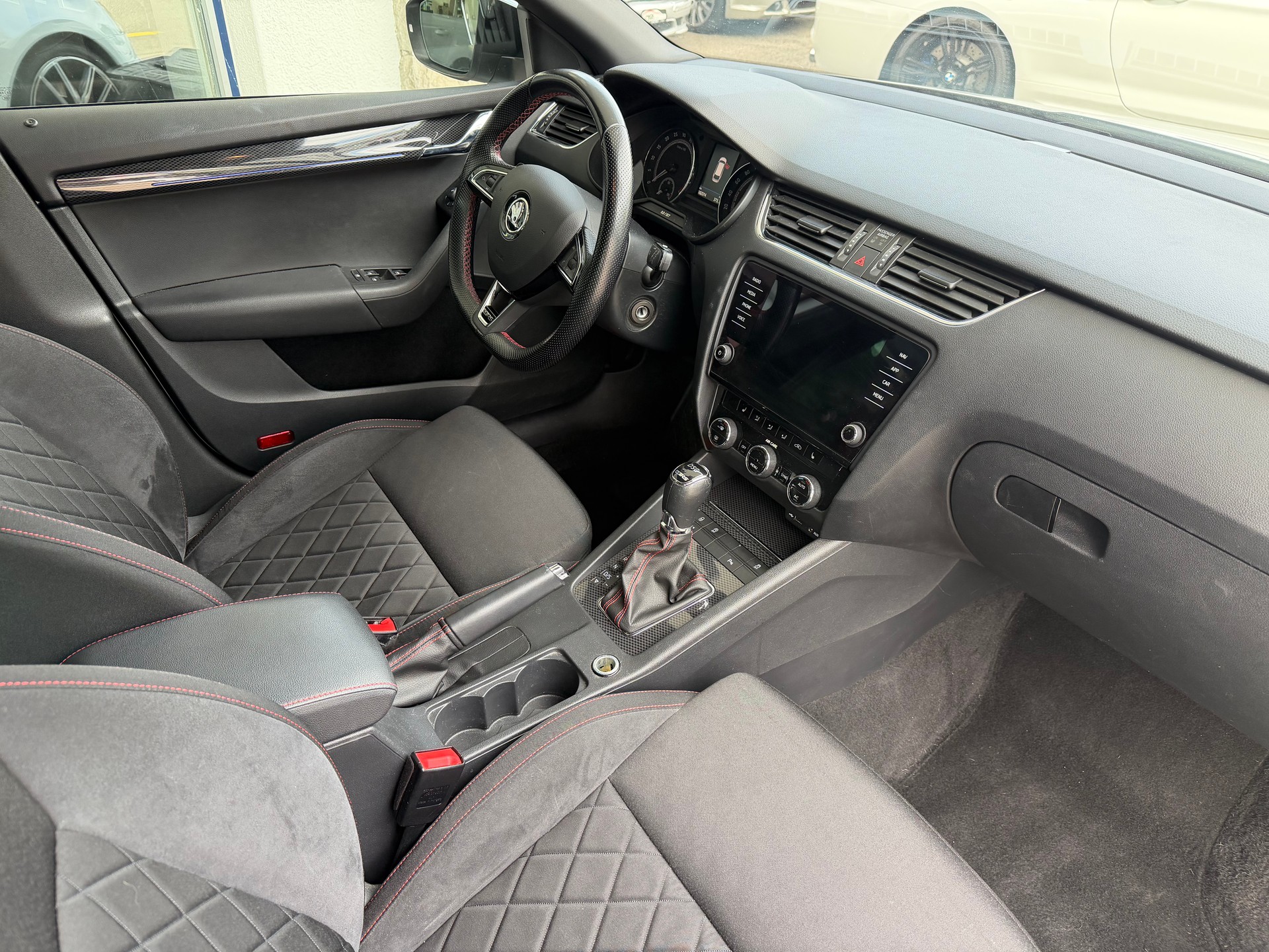 SKODA Octavia Combi 2.0 TDI VRS 4x4 DSG-image-9